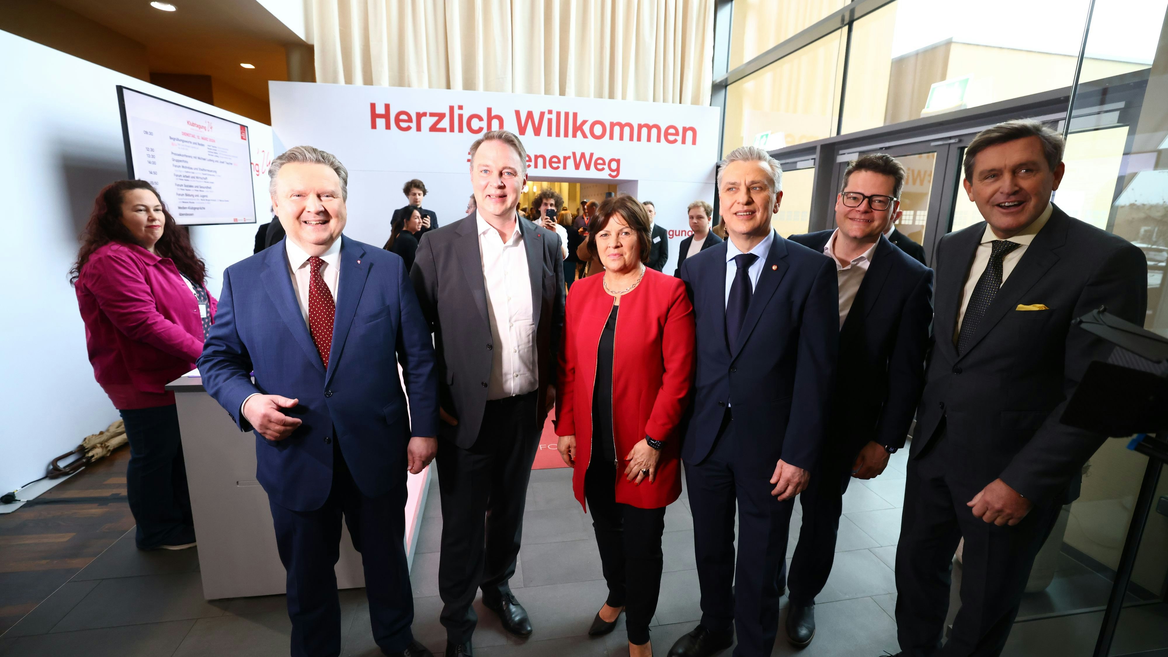 Bürgermeister Ludwig, SP-Chef Andreas Babler, AK-Präsidentin Renate Anderl, Klubchef Josef Taucher, Klima-Stadtrat Jürgen Czernohorszky, Finanzstadtrat Peter Hanke. 