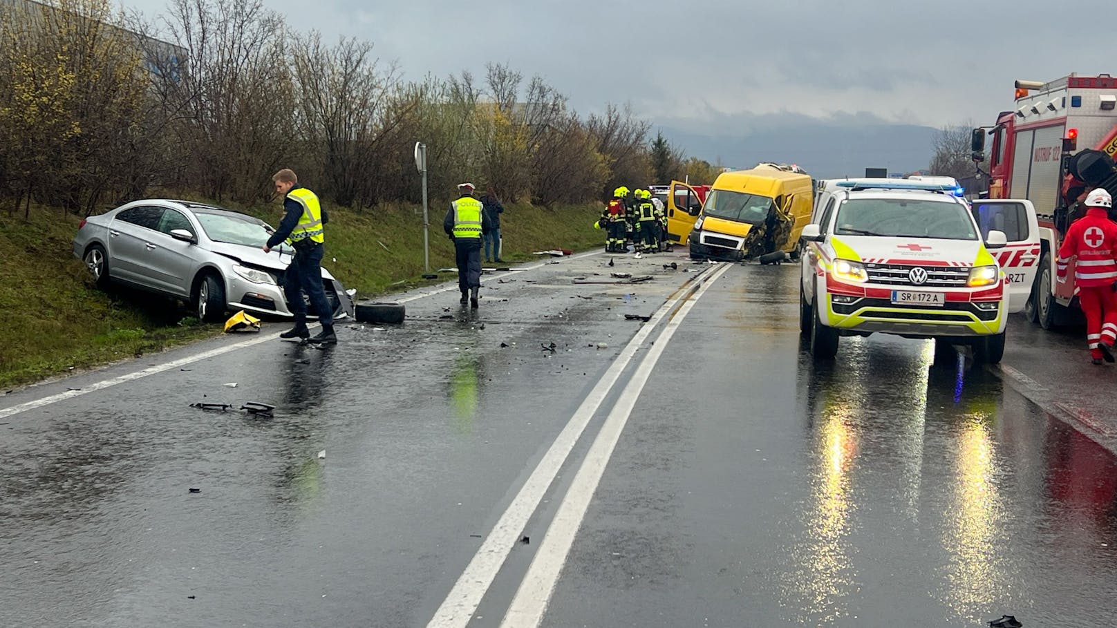 Bei dem Unfall wurden zwei Personen verletzt und mussten vom Rettungsdienst versorgt werden.