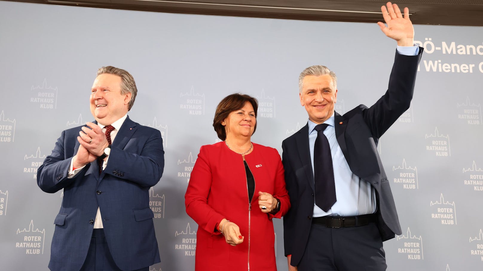 Bürgermeister Ludwig, AK-Präsidentin Anderl und Klubvorsitzender Taucher auf der Bühne der Tagung.&nbsp;