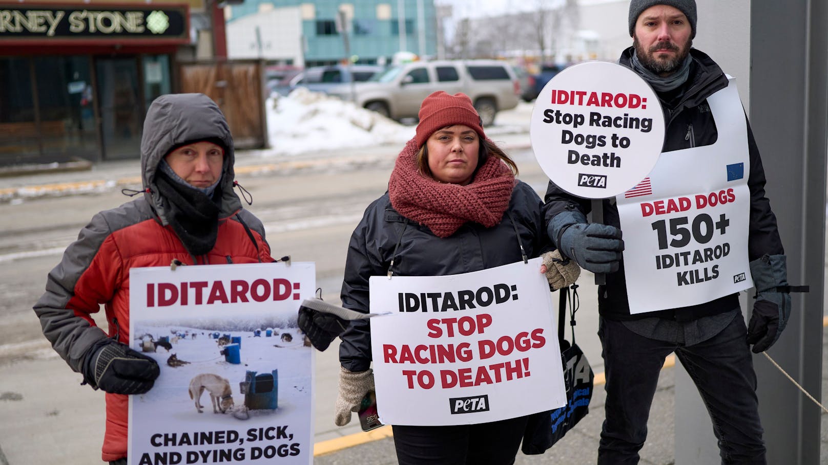 PETA-Mitglieder protestierten gegen das Iditarod-Hundeschlittenrennen am Donnerstag, 29. Februar 2024, in Anchorage, Alaska.