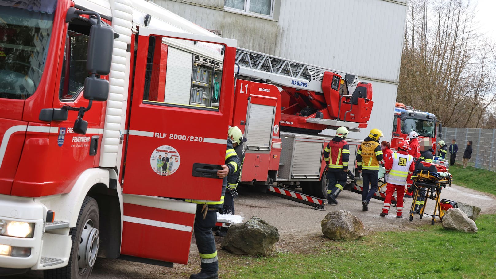 Dann brachten sie die Bewusstlose aus dem Haus und übergaben sie der Rettung und der Notärztin.