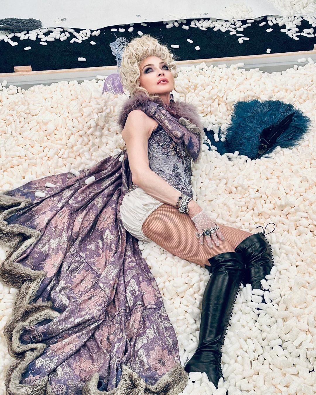 Madonna kam zu ihrer Afterparty in einem atemberaubenden Korsett, das von Christian Lacroix für ihre Re-Invention World Tour im Jahr 2004 entworfen wurde.