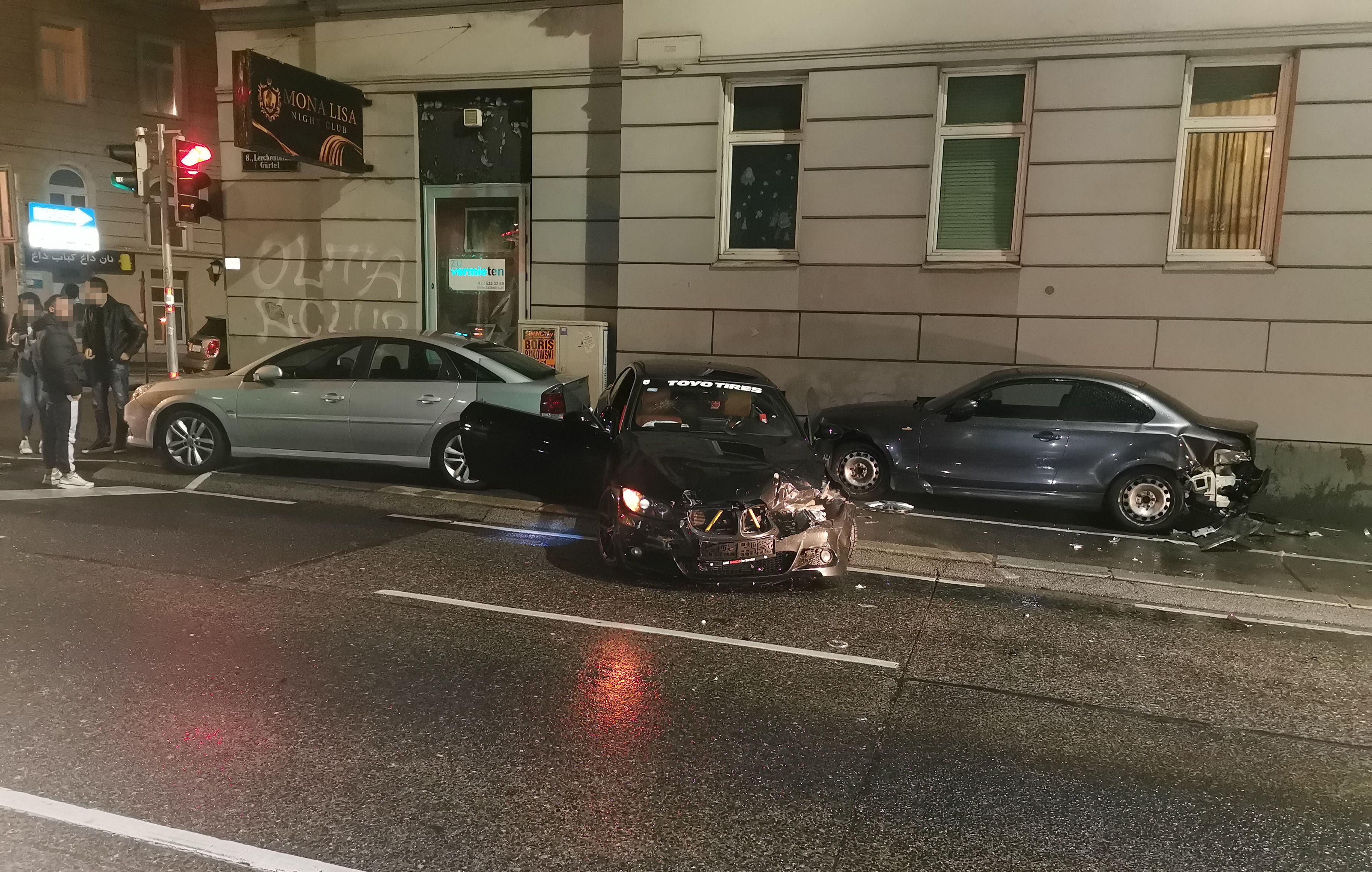 Der BMW krachte in die beiden geparkten Fahrzeuge. 