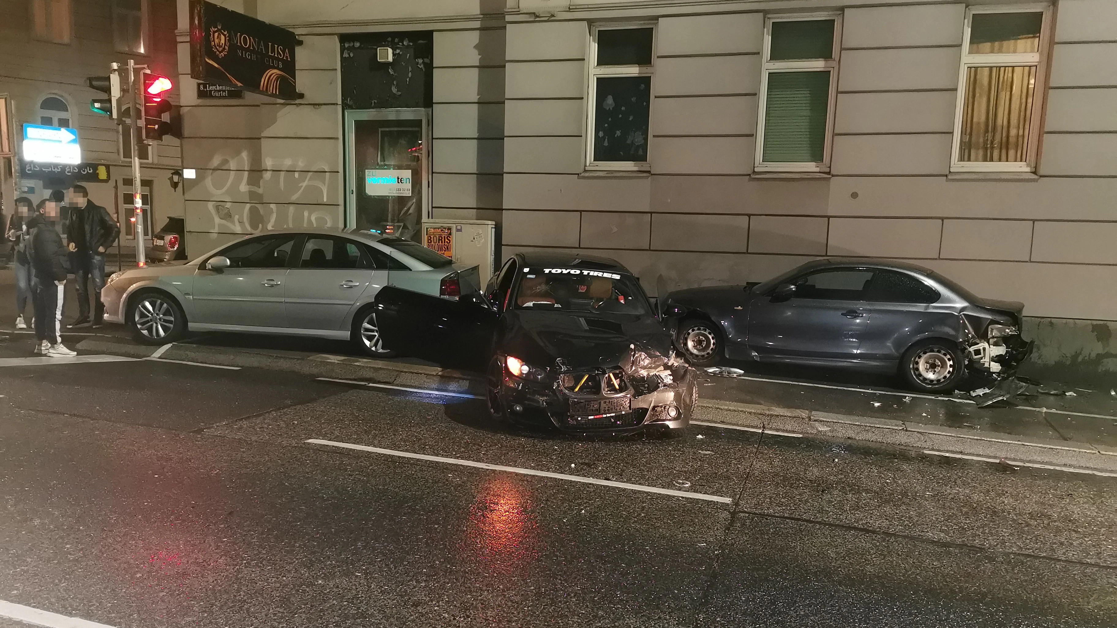 Der BMW krachte in die beiden geparkten Fahrzeuge. 