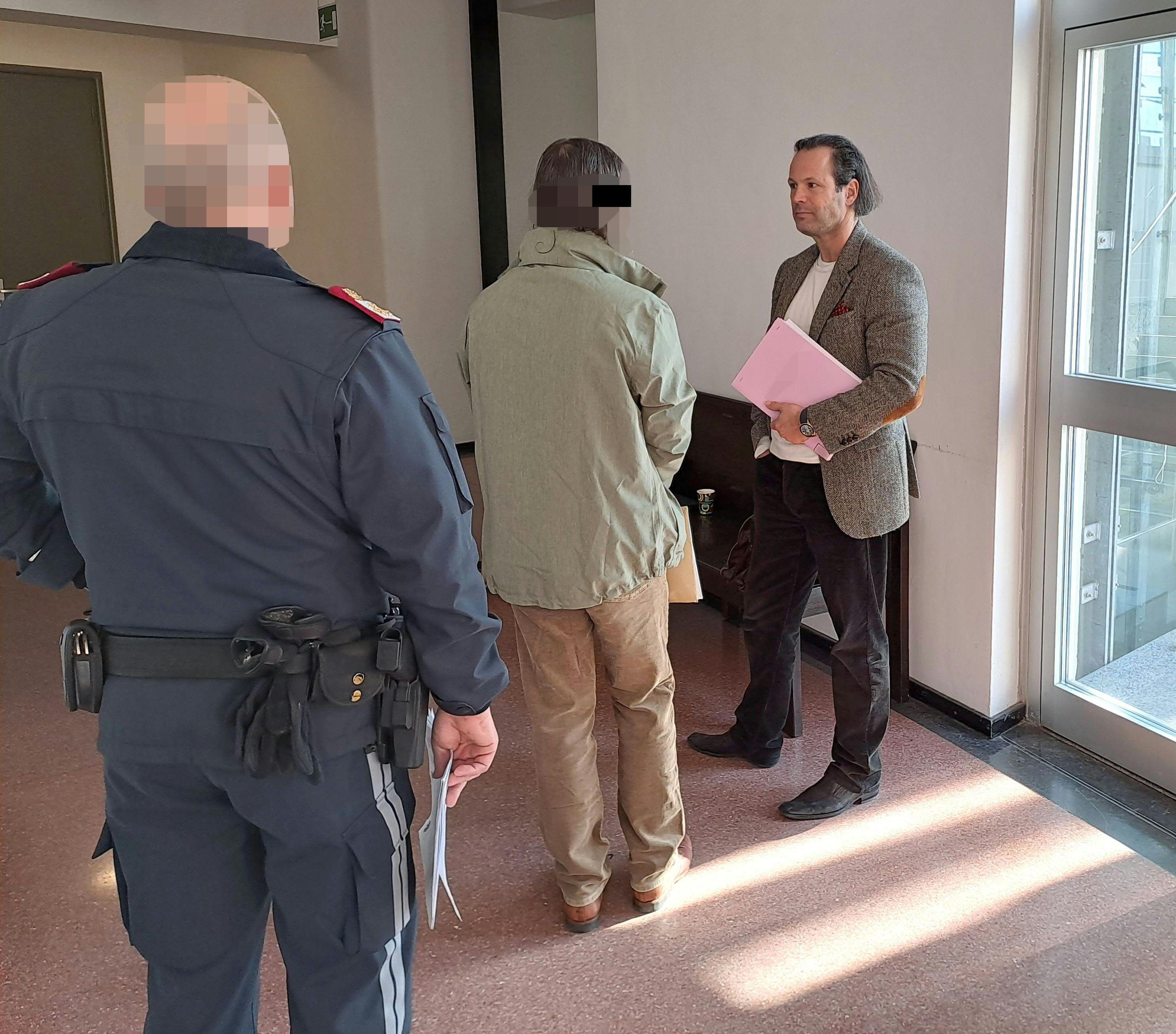 Verteidiger Andreas Mauhart mit dem Beschuldigten vor Beginn des Prozesses am 16. Februar 2024, am Landesgericht Krems. Gestern wurde der Prozess fortgesetzt.