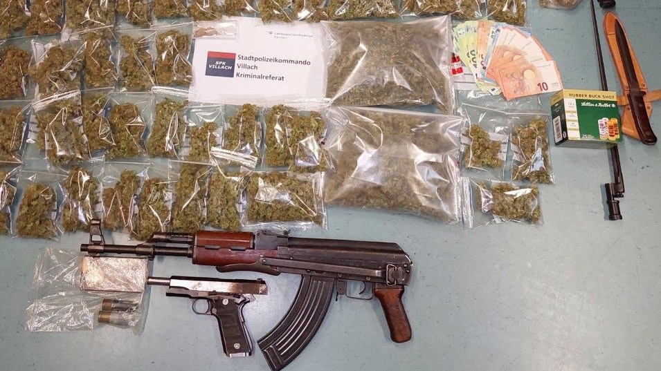 Bei den Hausdurchsuchungen wurden unter anderem 1,5 Kg Cannabiskraut, 1,5 Kg Cannabis, ca. 10 Gramm Heroin, 5 Gramm Kokain, geringe Mengen Magic-Mushrooms, Bargeld in der Höhe von mehreren tausende Euro, sowie Verpackungsmaterial, Suchtgift-Waagen, mehrere Waffen (eine AK 47, eine Faustfeuerwaffe Kat. „B“ ohne Seriennummer, 1 verbotene Waffe Schrotflinte gekürzt), Munition, Schrotpatronen und Handgranatenzünder sichergestellt.
