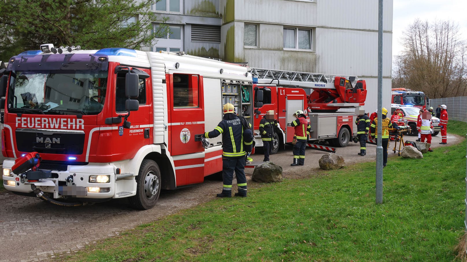 Sofort trugen sie die Frau aus der Wohnung und begannen im Stiegenhaus mit der Erstversorgung