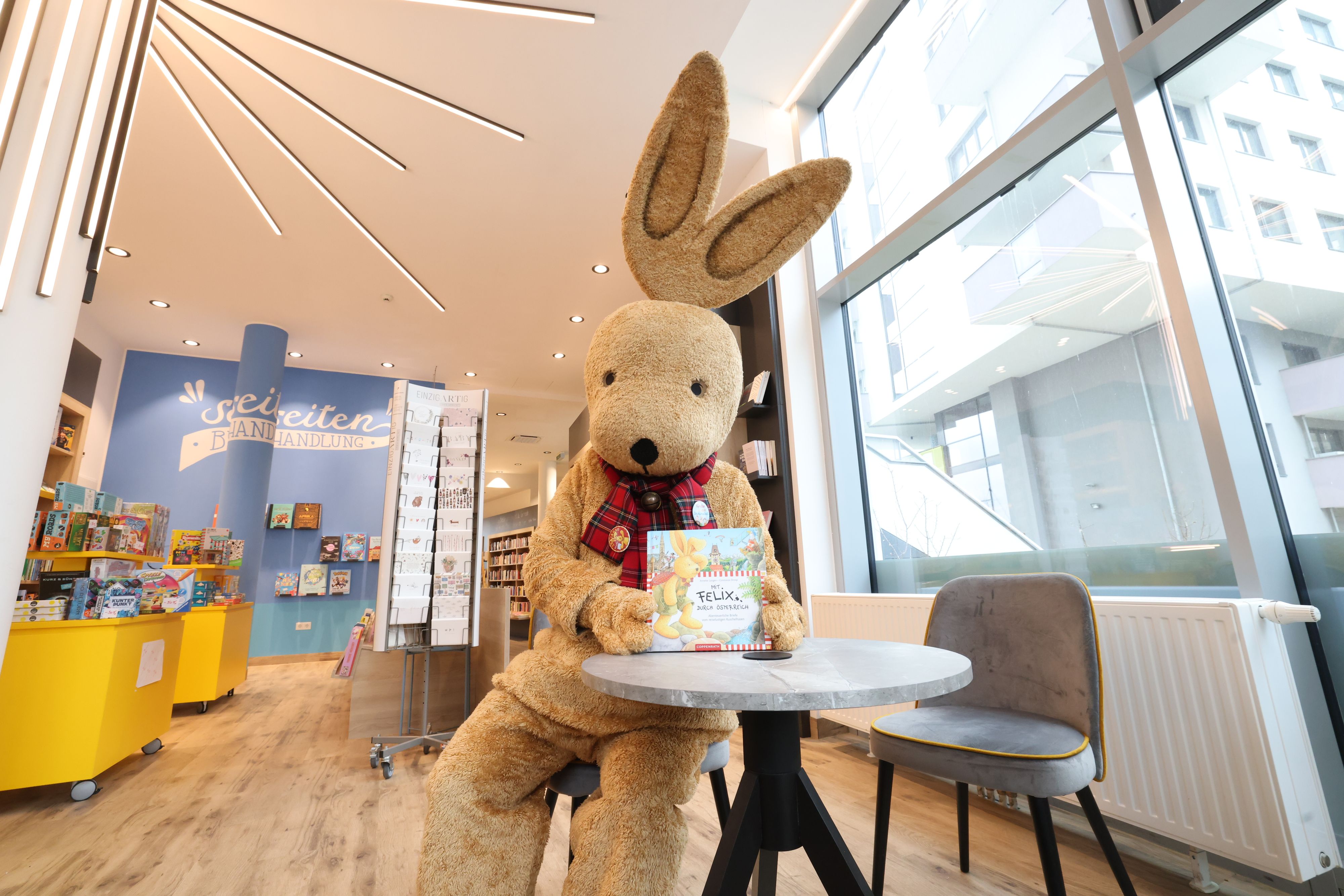 Buchhändler Johannes Kößler will mit Buch und Kostüm Kinder mehr zum Lesen anregen.&nbsp;