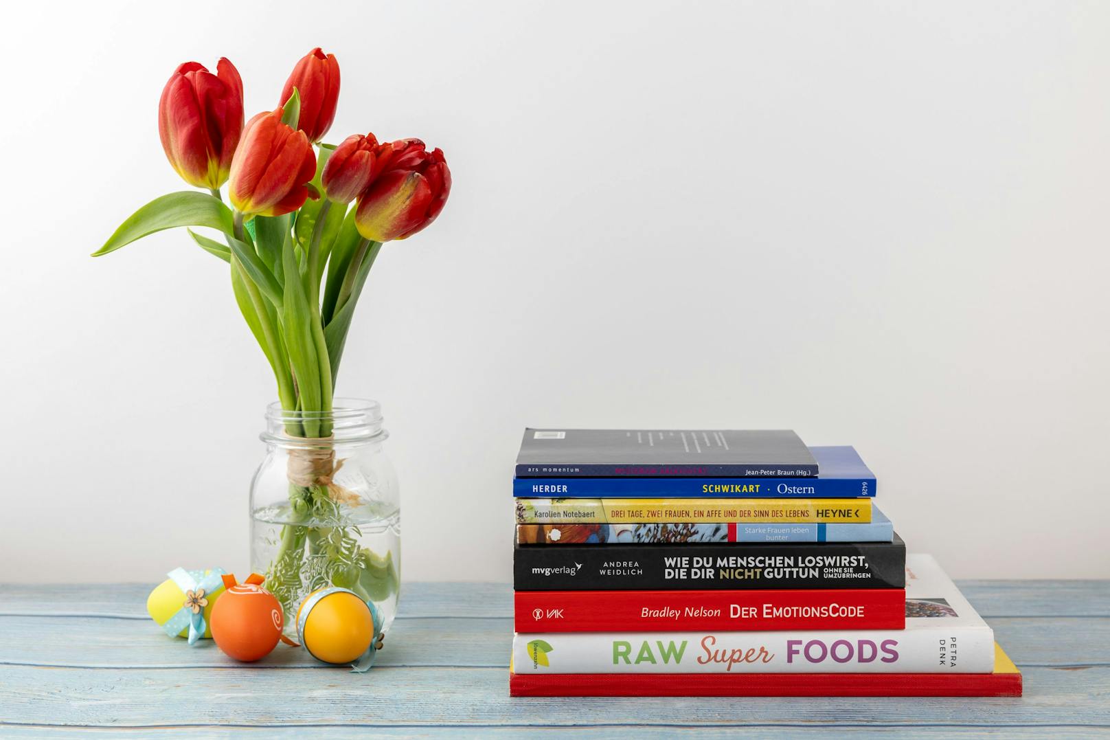 Bookbot präsentiert eine Auswahl an Geschenkideen für die farbenfrohe Ostersaison, die von klein bis groß für jeden Lesegeschmack etwas bereithält.