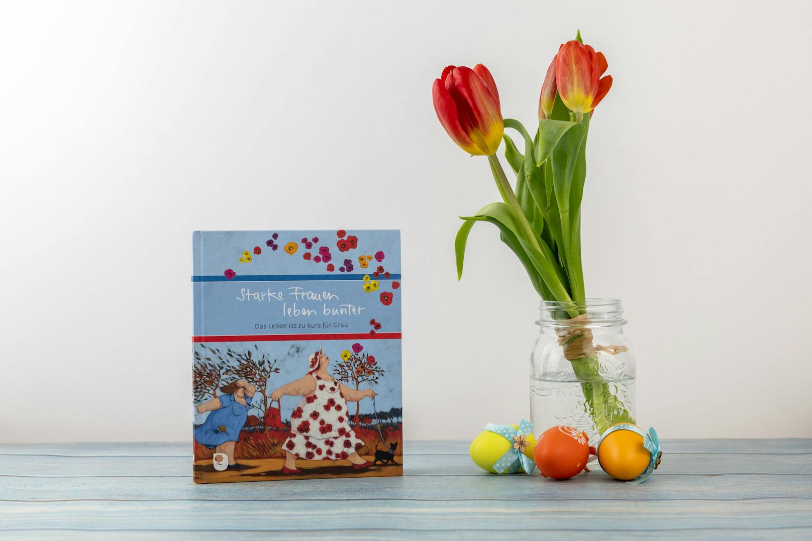 Bookbot empfiehlt zu Ostern das inspirierende und farbenfrohe Buch "Starke Frauen leben bunter" von Lisandro Rota und Ilka Osenberg-van Vugt.