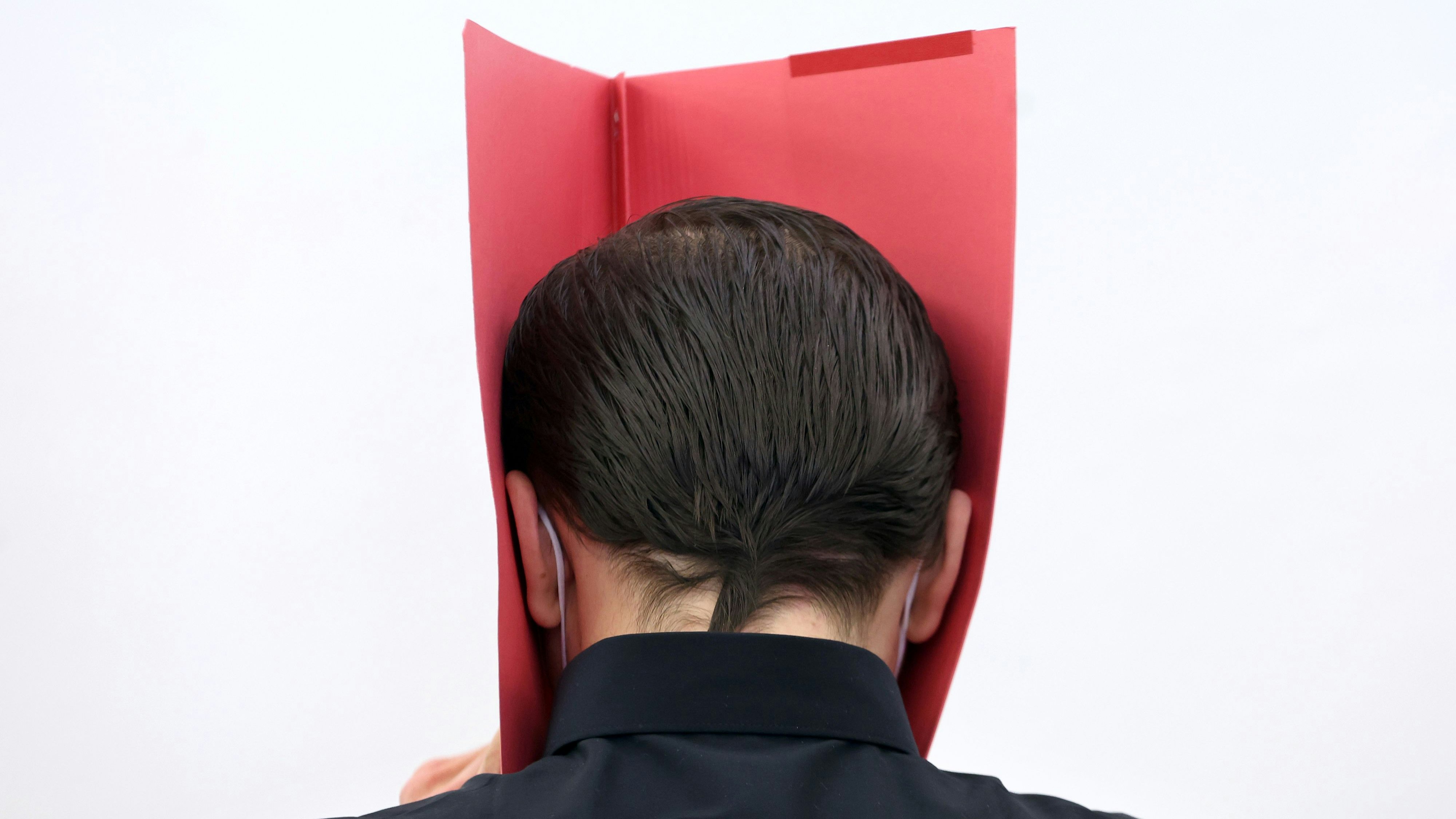 Der Angeklagte im Gerichtsaal in Bayern.