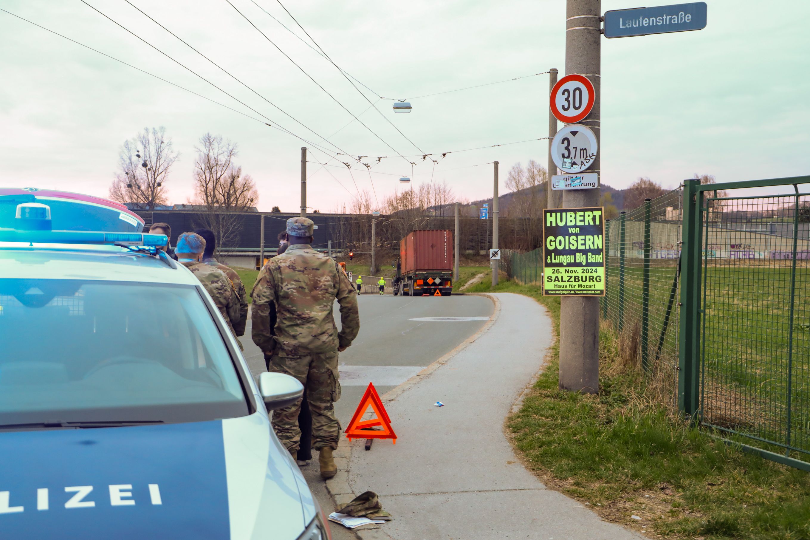 Maximale Durchfahrtshöhe 3,7 Meter – dieses Schild hatten die amerikanische Soldaten offenbar nicht gesehen.