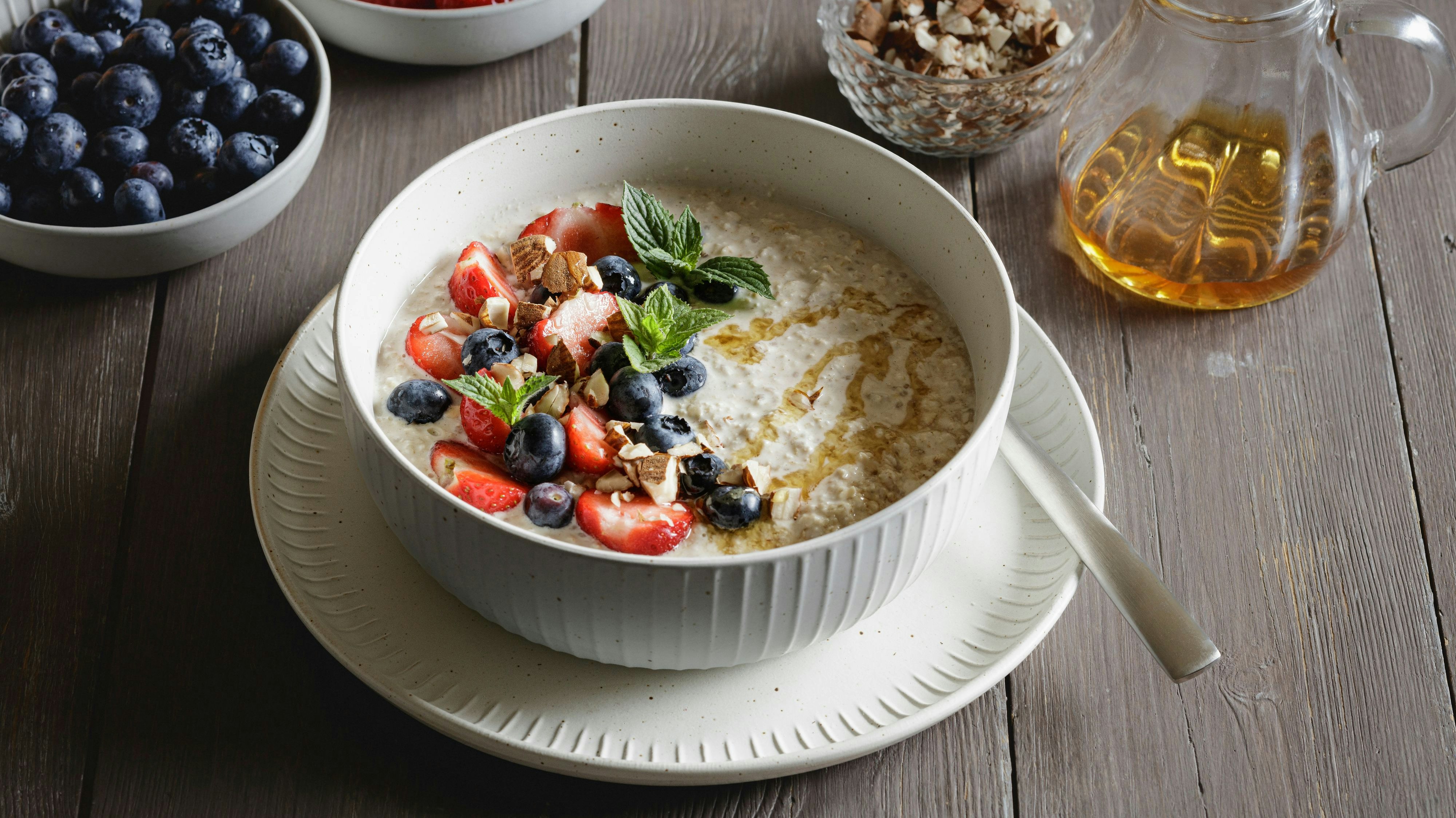 Beliebtes Powerfrühstück: Porridge, frische Beeren, Nüsse