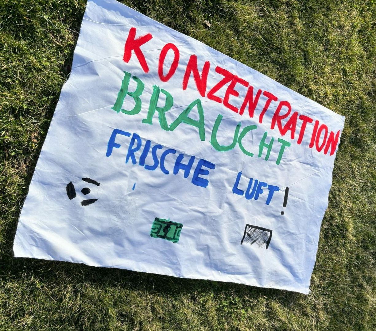 Protest-Banner der Kinder der MS Kagran für die bevorstehende Demonstration der Eltern gegen die Containerklassen.