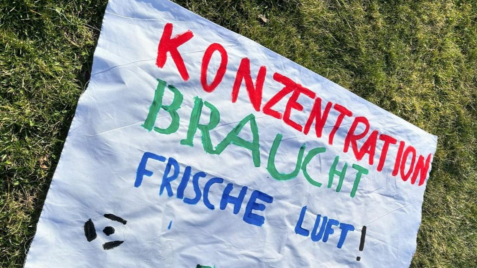 Eltern-Demo in Wien gegen Container am Schul-Sportplatz