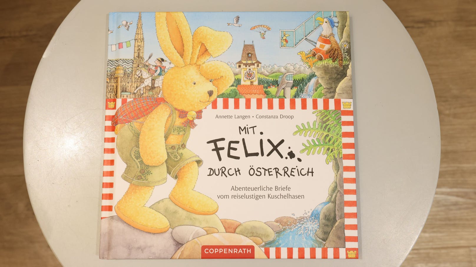 Der reiselustige Hase erkundet im neusten Buch Österreich.&nbsp;