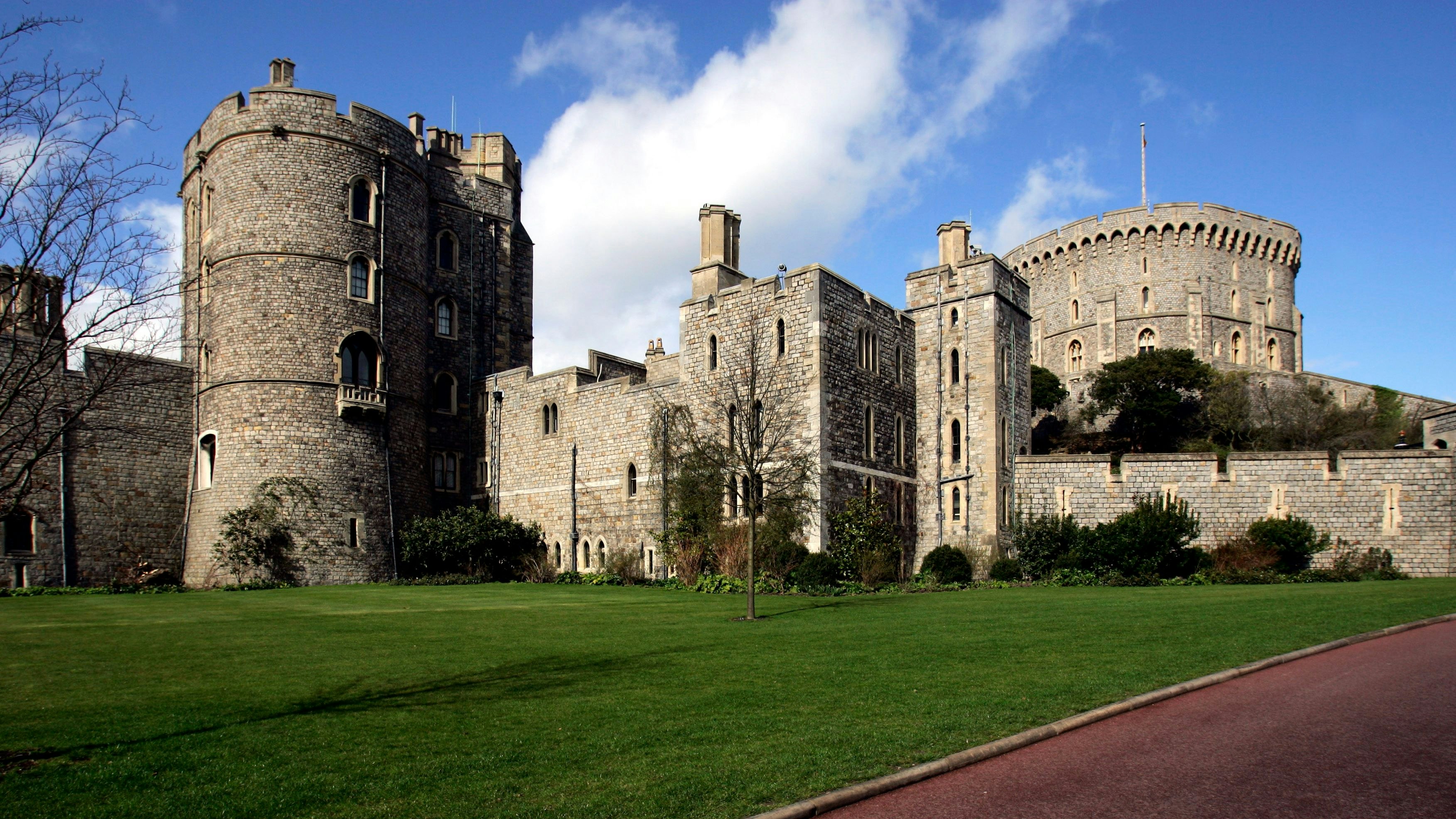 Download von www.picturedesk.com am 12.03.2024 (13:35).  4405 / Windsor Castle: EUROPA, GROSSBRITANNIEN, ENGLAND, LONDON, (EUROPE, GREAT BRITAIN), 02.04.2006: Exterior view of Windsor Castle, residence of HM The Queen Elizabeth II. Windsor Castle is an official residence of The Queen and the largest occupied castle in the world. A Royal home and fortress for over 900 years, the Castle remains a working palace today, 91496796 - Jiri Rezac / VISUM - Stichworte: Europa, Grossbritannien, England, United, Kingdom, Great, Britain, London, UK, Koenigsreich, Koenigin, Monarchie, Monarchin, monarchisch, englisches, englisch, englischer, koeniglich, royal, royalty, Queen, Elizabeth, II, 2, zweite, zwei, House, of, Windsor, Castle, Schloss, Her, Majesty, imperial, monarch, monarchy, residence, pomp, pompous, wealth, power, state, Residenz, Architektur, Gebaeude, Haus, Mauer, Mauern, Geschichte, Tradition, offiziell, offizieller, Hauptresidenzen, Burg, Grafschaft, Berkshire, Garnison, Festung, Wohnhaus, Palast, Fassade, Fassaden, Fruehling, Aussenansicht, aussen, Sehenswuerdigkeit - 20060402_PD1541 - Rechteinfo: Rights Managed (RM)