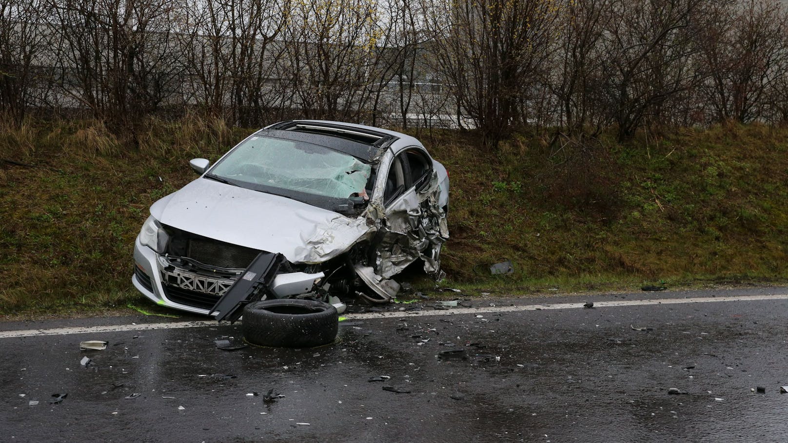 Ein Fahrzeug wurde bei dem Unfall schwer beschädigt – sogar ein Rad wurde ausgerissen.