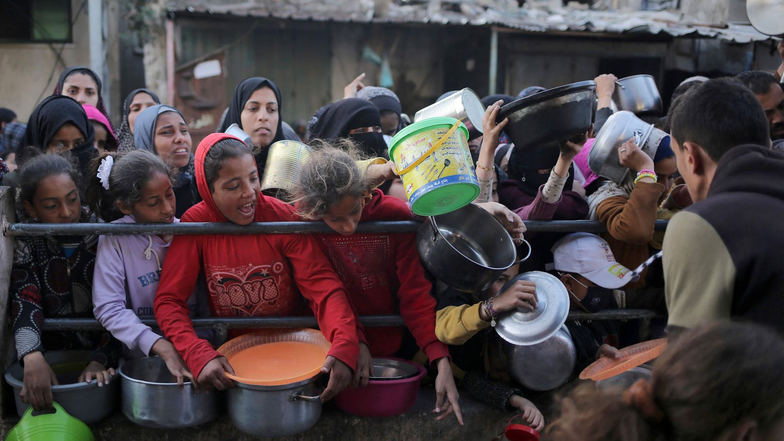 Mehreren Berichten zufolge fehlt es am Gaza-Streifen an Nahrungsmitteln und medizinischer Versorgung, während sich Infektionskrankheiten ausbreiten.