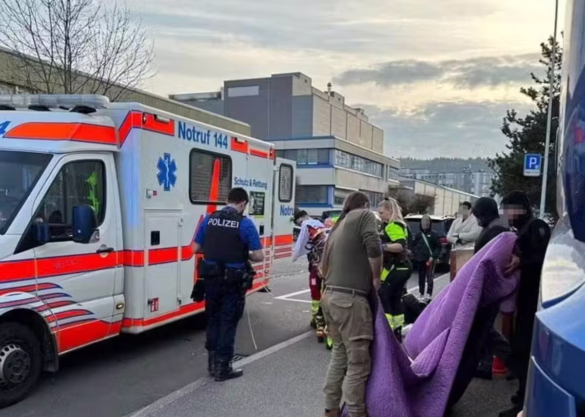 Der zwölfjährige Bub befindet sich noch immer im Koma im Spital. Er wurde beim Schlag und Aufprall auf den Gehweg schwer am Kopf verletzt.