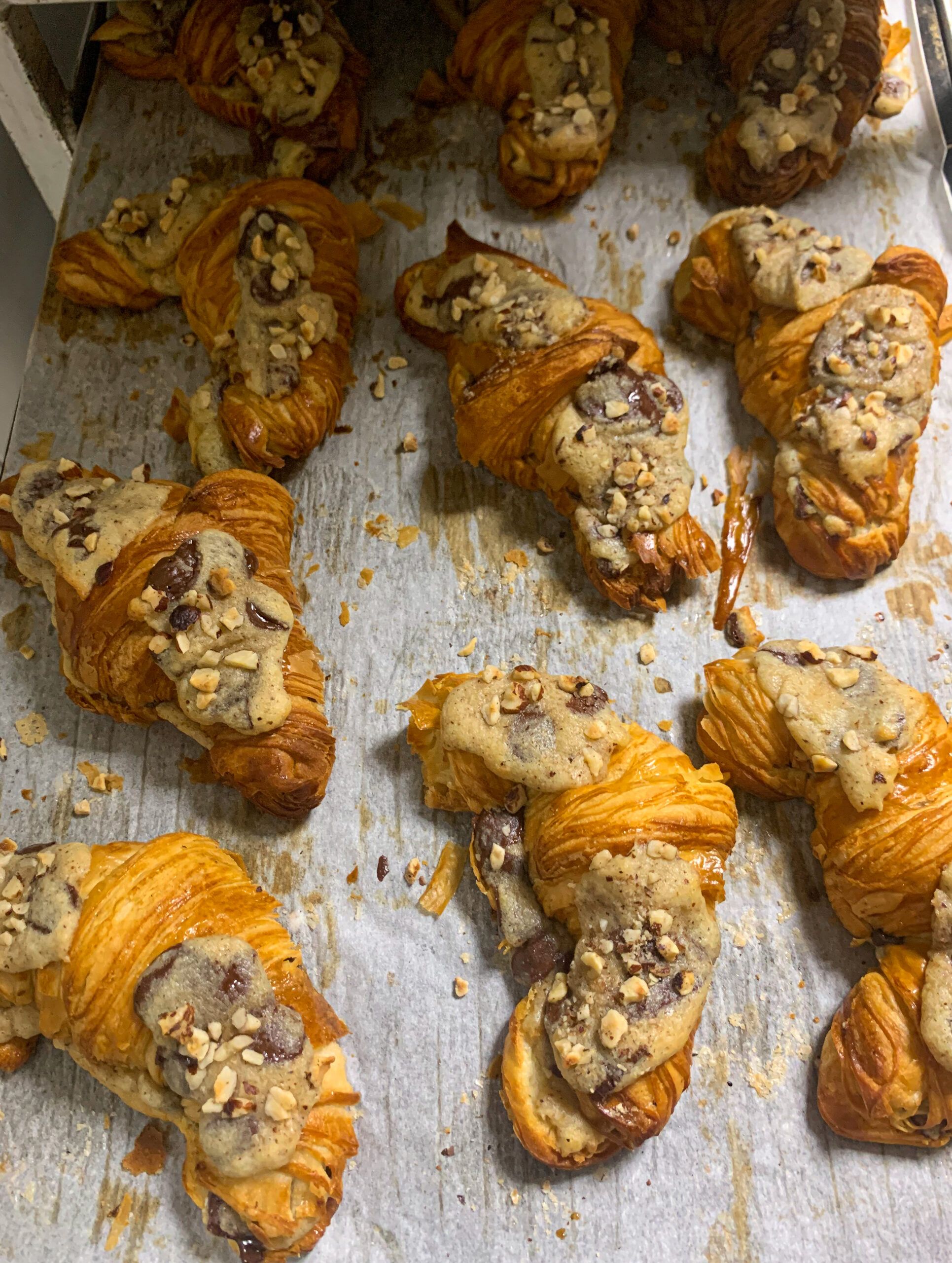 Die Kreuzung aus einem Croissant und den Chocolate Chip Cookies wurde in der Boulangerie Louvard in Paris erfunden.