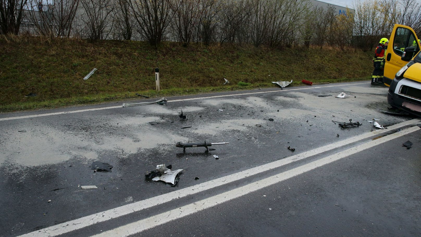 Überall auf der Straße lagen Trümmerteile der Fahrzeuge.