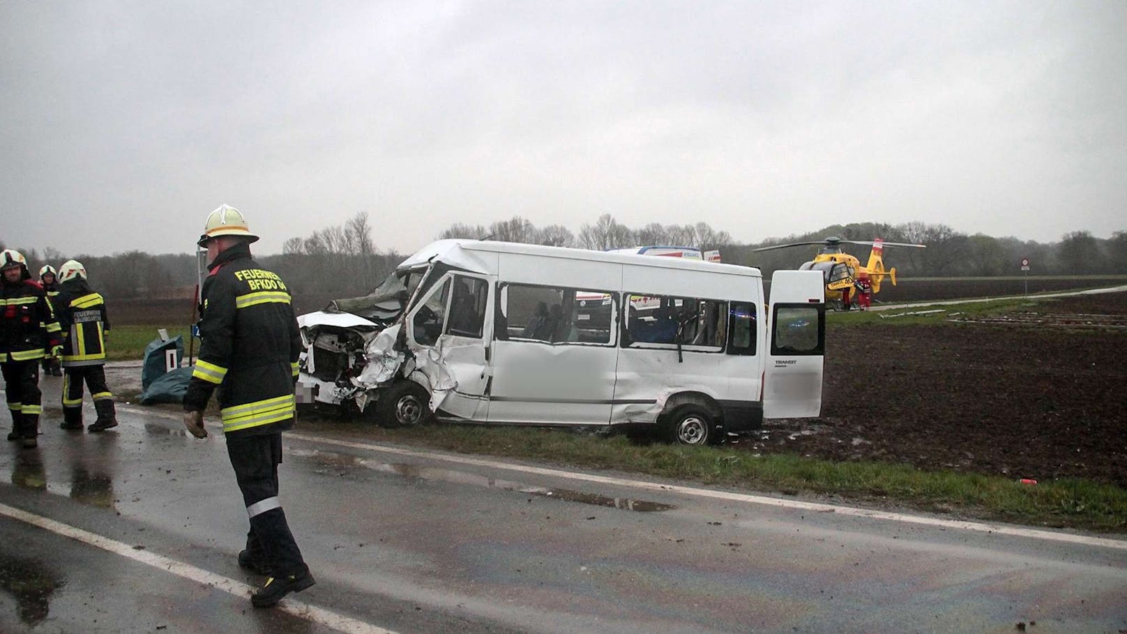 Pkw gegen Kleinbus – ein Toter und mehrere Verletzte