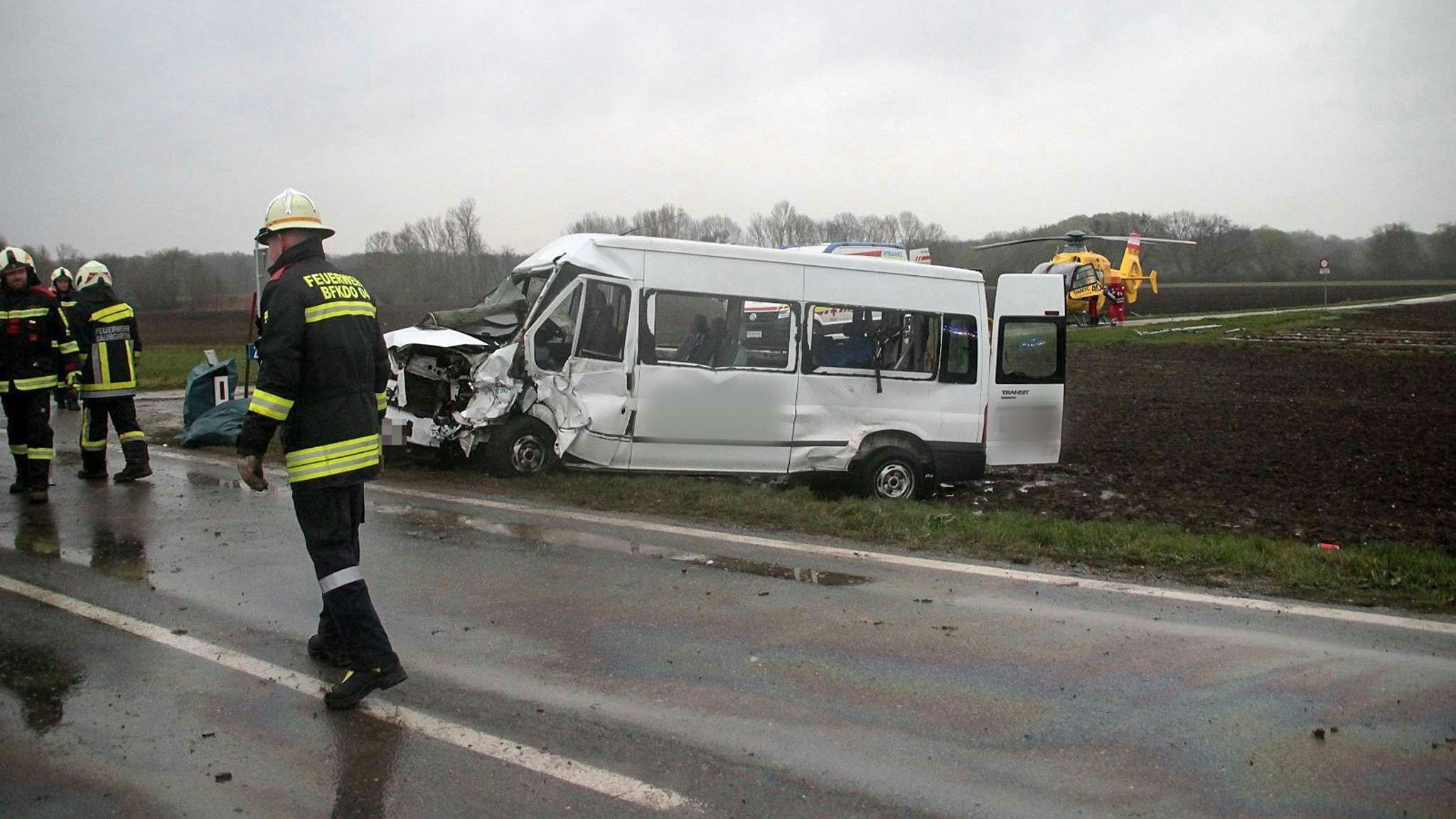 Pkw Gegen Kleinbus Ein Toter Und Mehrere Verletzte Heute At