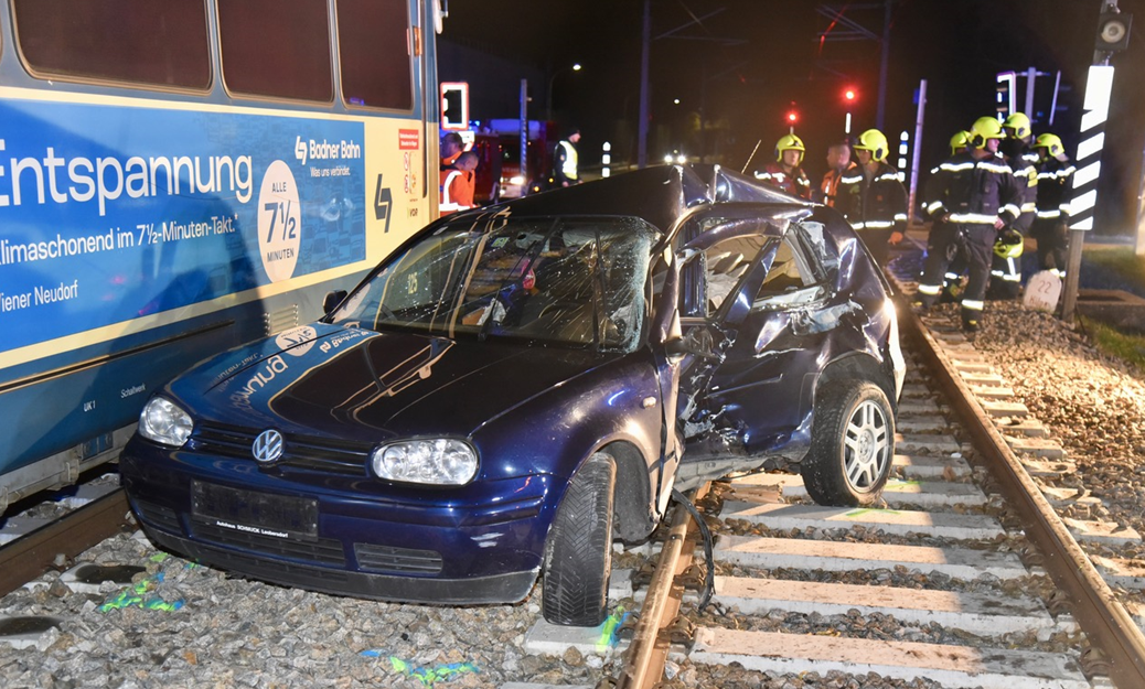 Der VW Golf wurde bei der Kollision schwer beschädigt.