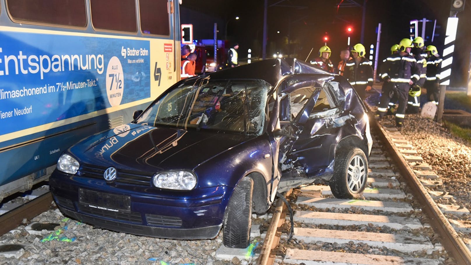 Badner Bahn erfasst VW – drei teils schwer Verletzte
