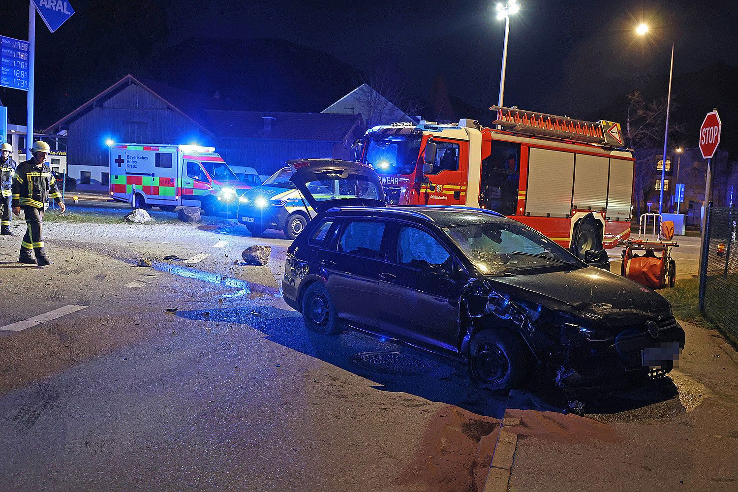 Auf Abwegen: In Bayern riss ein 25-jähriger Salzburger mit seinem VW-Golf eine Zapfsäule um.