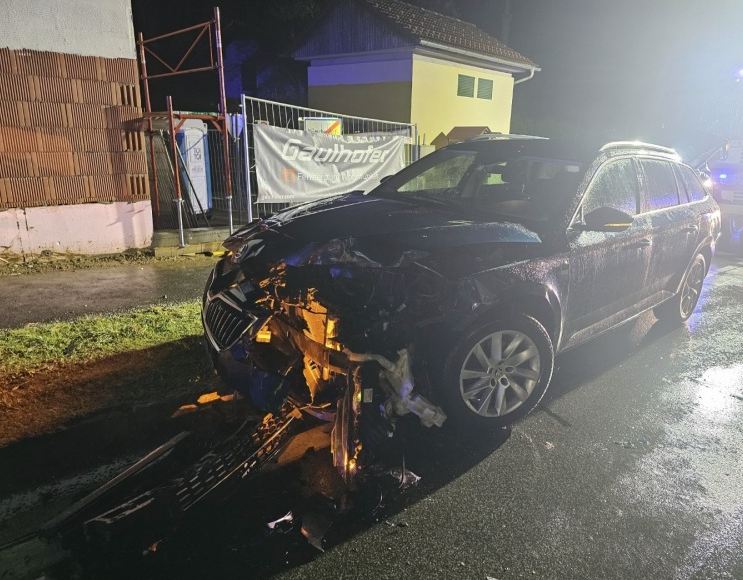 Die Frau wurde bei dem Zusammenstoß verletzt.