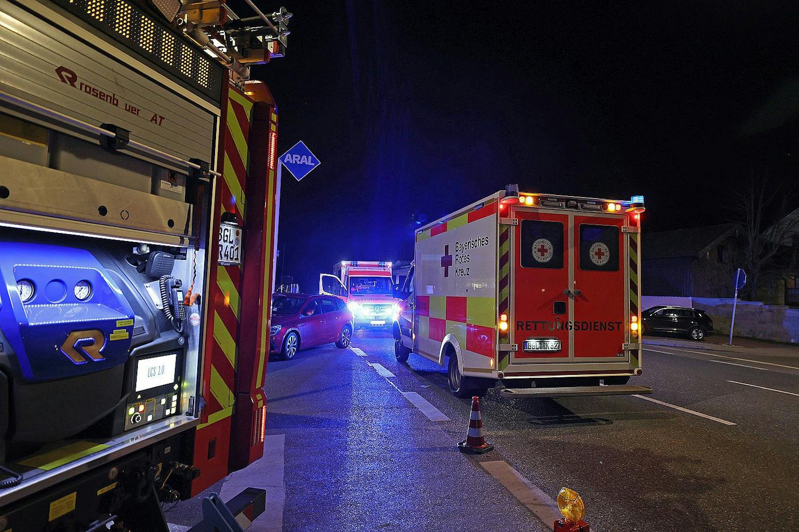 Auf Abwegen: In Bayern riss ein 25-jähriger Salzburger mit seinem VW-Golf eine Zapfsäule um.