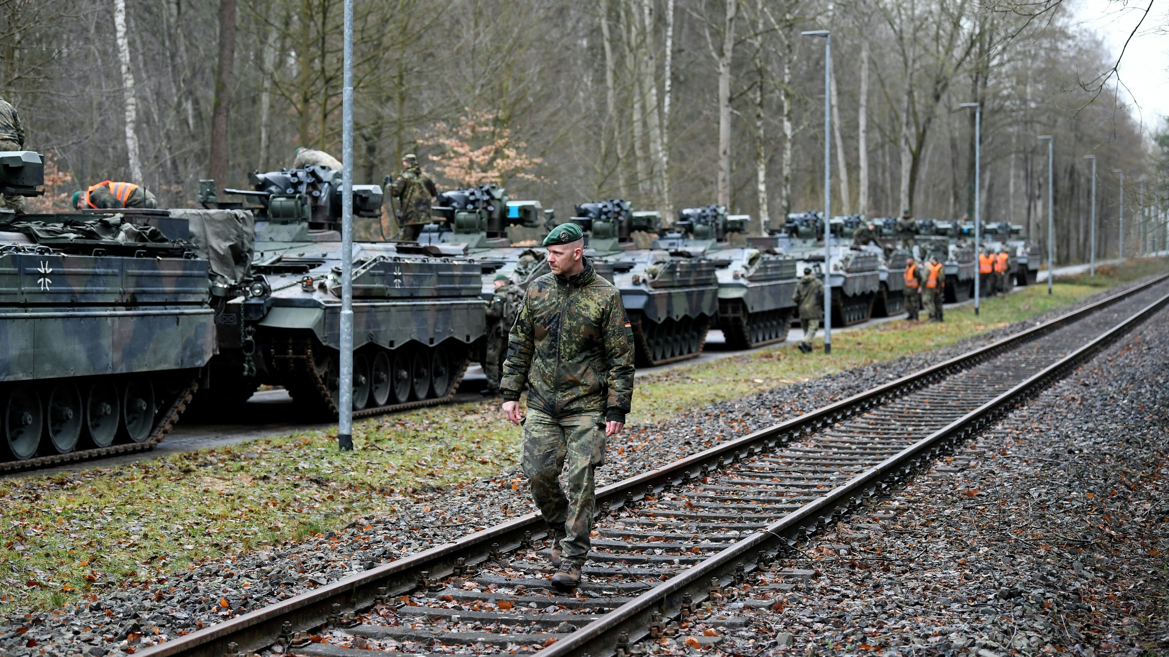 NATO-Schützenpanzer - hier bei der Überstellung nach Hohenfels (Archivfoto vom 20.2.2024)