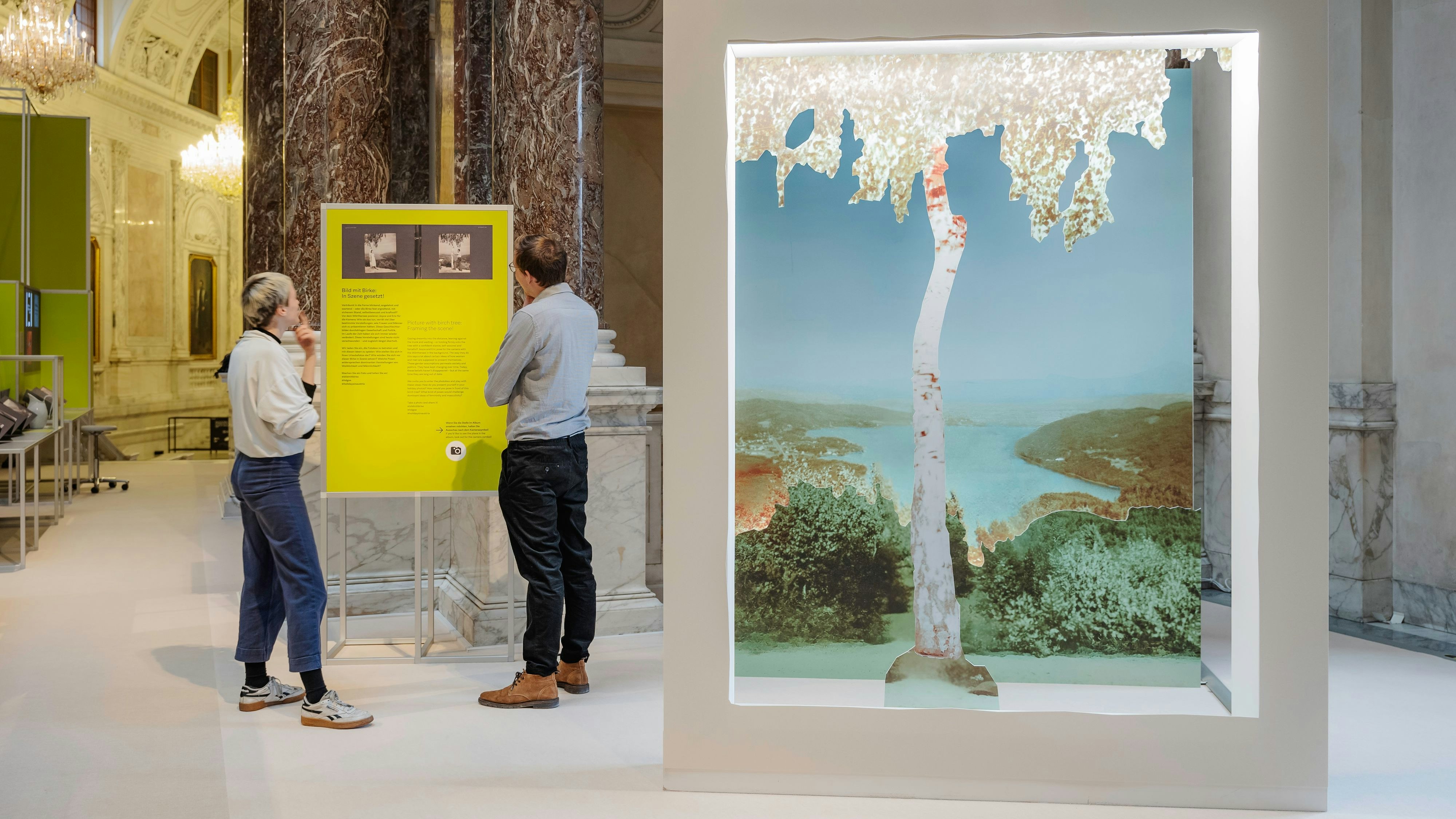 Bei der interaktiven Fotostation „Bild mit Birke“ sind alle dazu eingeladen, sich mit geschlechterstereotypen Darstellungen in den alten Urlaubsfotos in Beziehung zu setzen