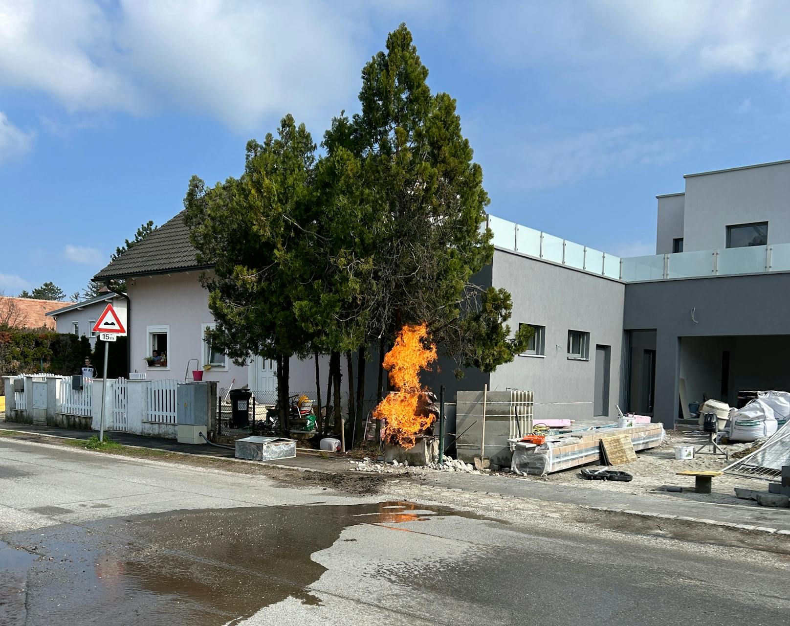 Auf einer Baustelle in der Schubertgasse in Strasshof ging plötzlich der Gasverteiler in Flammen auf.