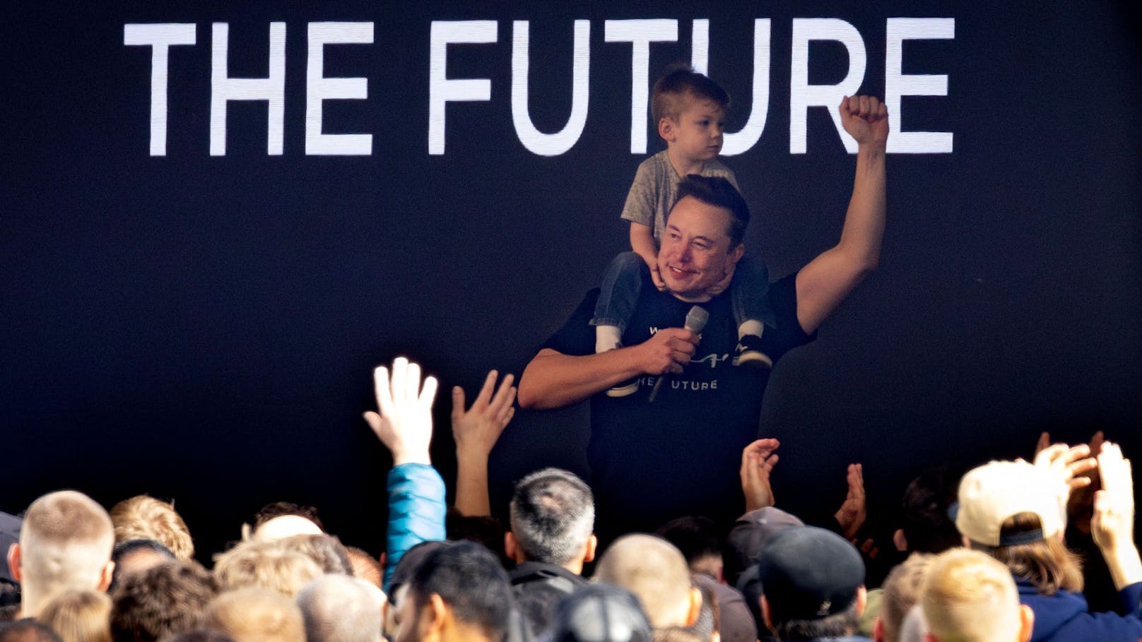 Überraschungsbesuch: Bei seinem Blitzbesuch in der Berliner Tesla-Fabrik jubeln die Mitarbeiter Elon Musk zu.