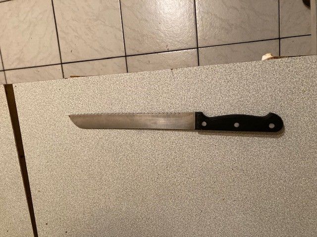 Ein 29-Jähriger ging im Streit mit diesem Brotmesser auf seine Mutter los.