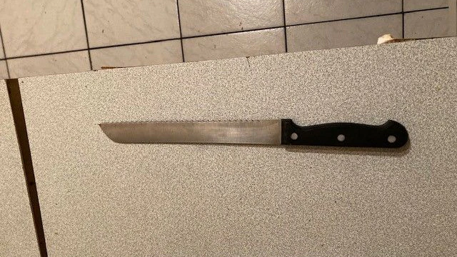 Sohn attackiert Mutter mit Messer