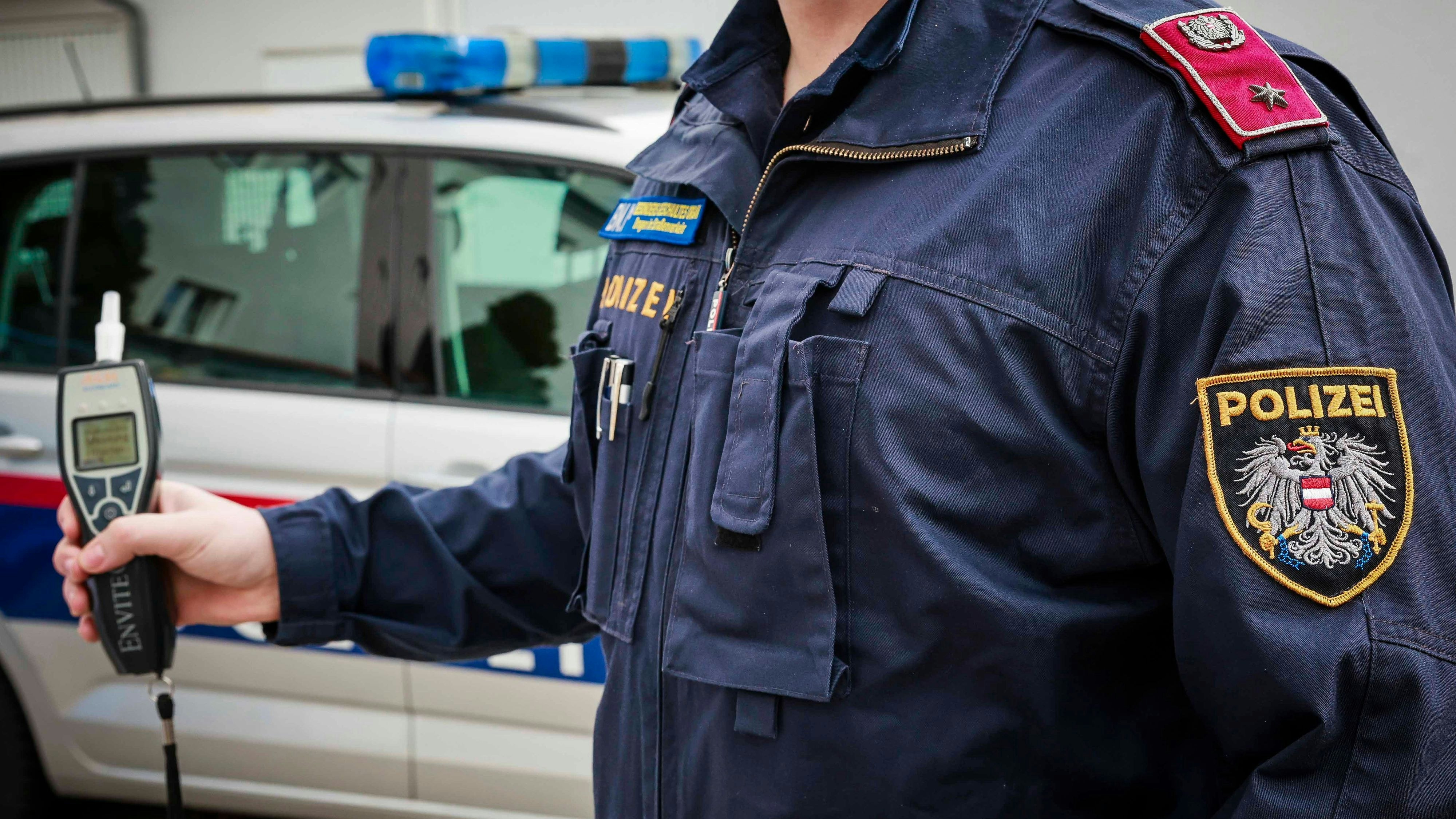 12.03.2024, Schärding, AUT, Unterwegs in Oberösterreich, Themenbild, Verschiedene Themenbilder, Symbolbild, Alkomat, Vortest, Polizei, im Bild Alkomat, Polizei, Polizeikontrolle, Alkomat, Alkotest, Polizeikontrolle, Planquadrat, Kontrolle, LPD, OÖ, Feature Alkomat, Polizist, vor Auto, Polizeilogo, Schriftzug, Einsatzfahrzeug, Dienstwagen, Austria, Wien: The lettering "Polizei" on an Austrian police car, Polizeiauto, Polizeiauto, Polizeifahrzeug, Einsatzfahrzeug, Blaulicht (Symbolbild), Feature, Korpsabzeichen, Polizei,  Pressefoto Scharinger © 2024, PhotoCredit D. Scharinger