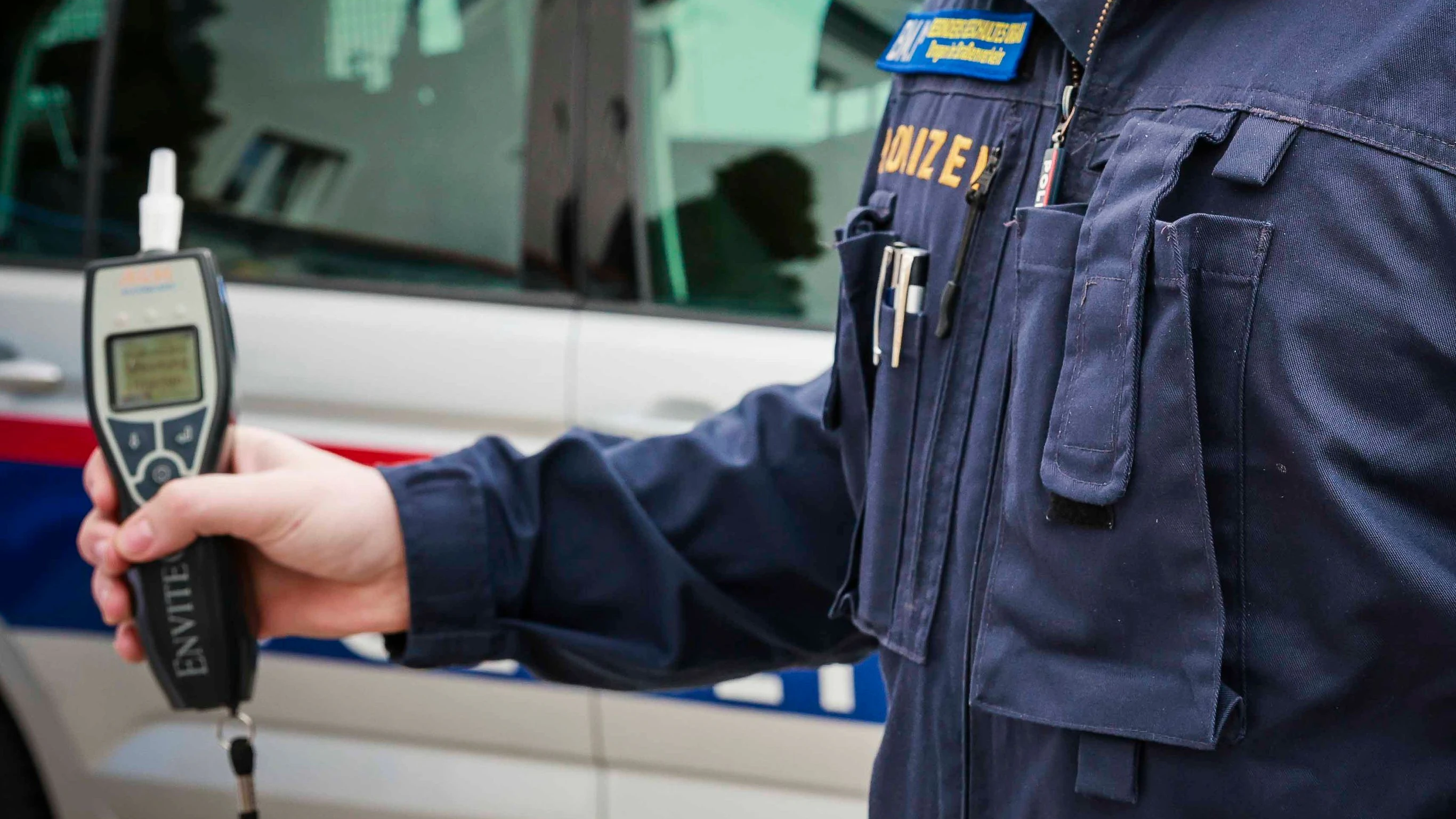 12.03.2024, Schärding, AUT, Unterwegs in Oberösterreich, Themenbild, Verschiedene Themenbilder, Symbolbild, Alkomat, Vortest, Polizei, im Bild Alkomat, Polizei, Polizeikontrolle, Alkomat, Alkotest, Polizeikontrolle, Planquadrat, Kontrolle, LPD, OÖ, Feature Alkomat, Polizist, vor Auto, Polizeilogo, Schriftzug, Einsatzfahrzeug, Dienstwagen, Austria, Wien: The lettering "Polizei" on an Austrian police car, Polizeiauto, Polizeiauto, Polizeifahrzeug, Einsatzfahrzeug, Blaulicht (Symbolbild), Feature, Korpsabzeichen, Polizei,  Pressefoto Scharinger © 2024, PhotoCredit D. Scharinger