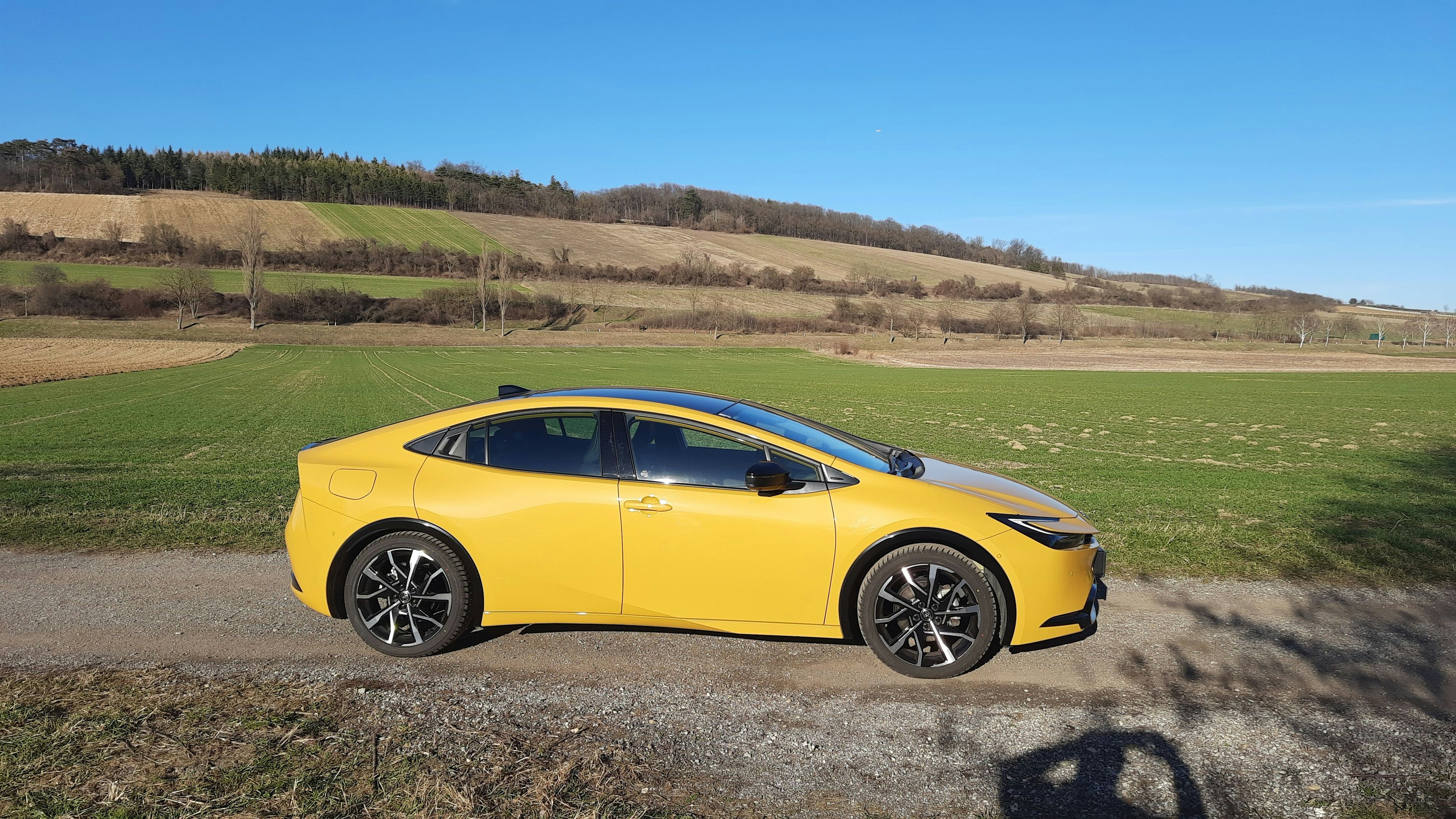 Die coupé-artige Dachlinie schränkt hinten den Platz etwas ein, sieht aber umso schöner aus.
