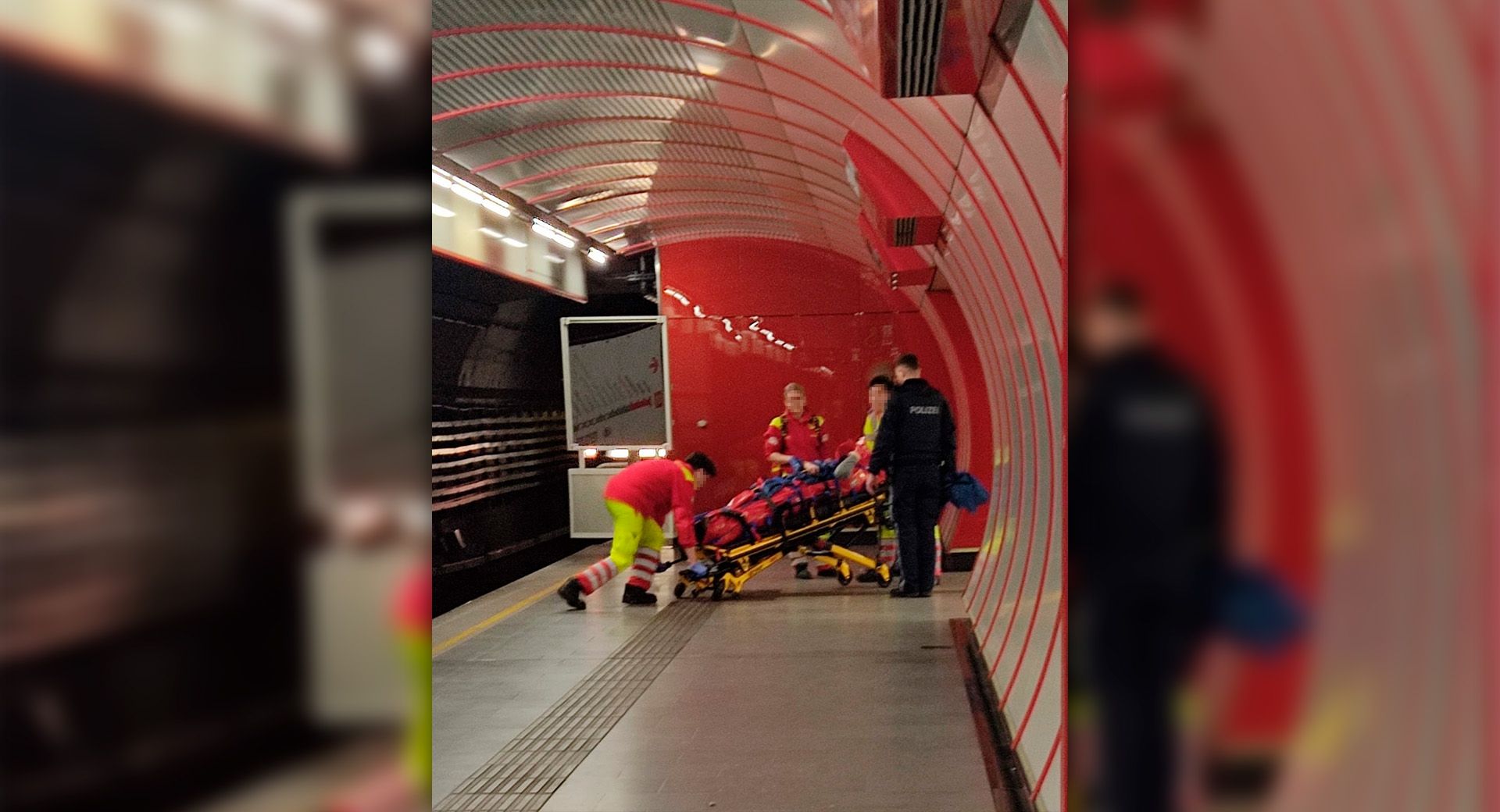 Der Bub stürzte auf das Gleis und verletzte sich dabei.