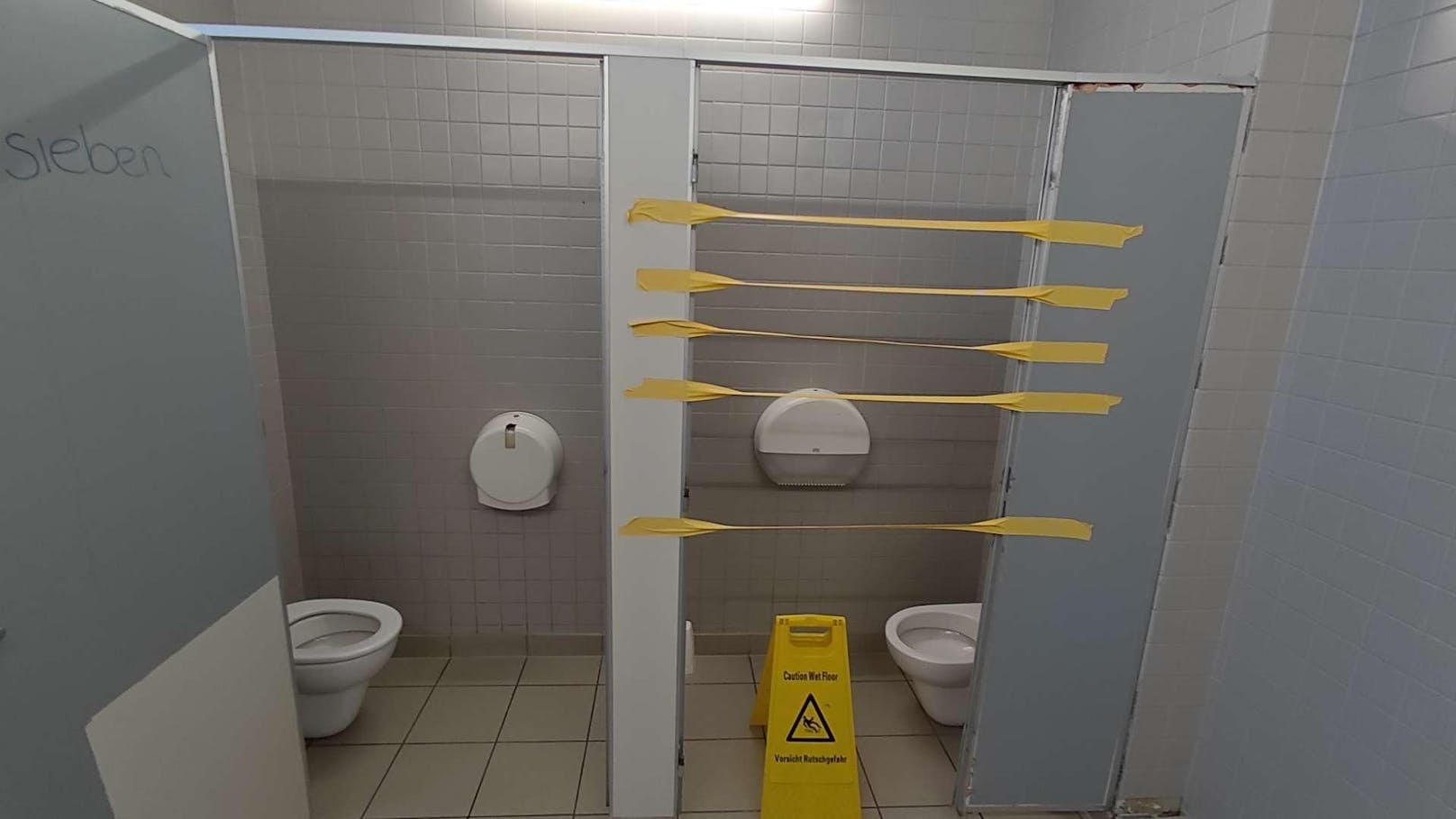 In der HTL Wien West in Ottakring kommt es in Toiletten immer wieder zu Sachbeschädigungen.