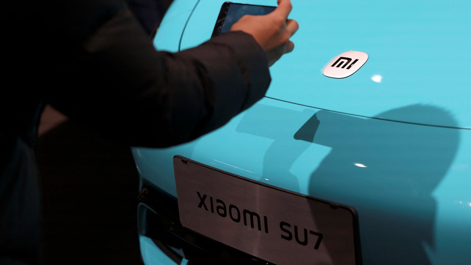 ... den erfolgreichen Start des ersten smarten Elektrofahrzeugs des Unternehmens, der Xiaomi SU7 Serie, im März 2024 in Festlandchina.