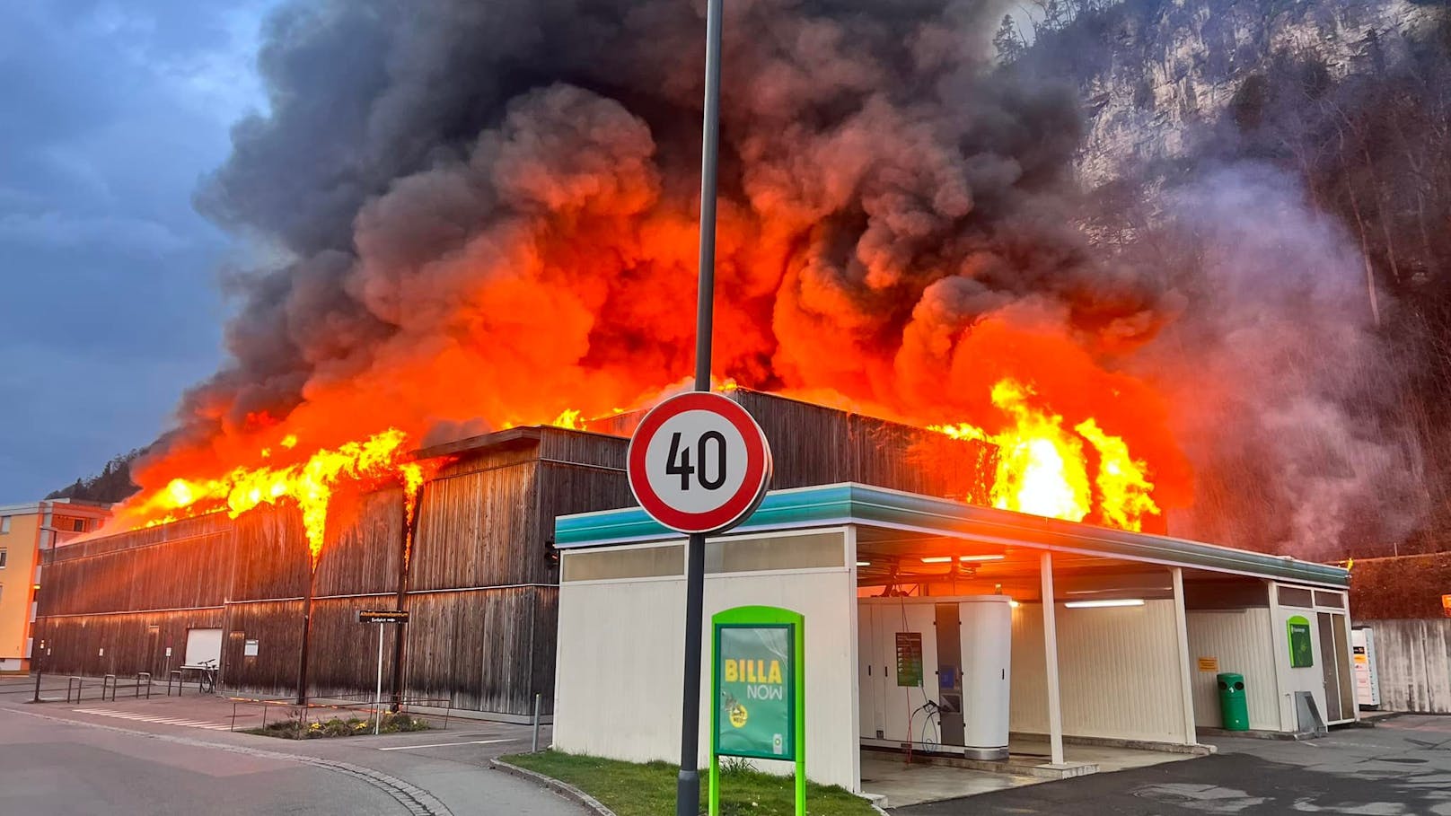 Bauhof geht in Flammen auf – Tankstelle gesperrt