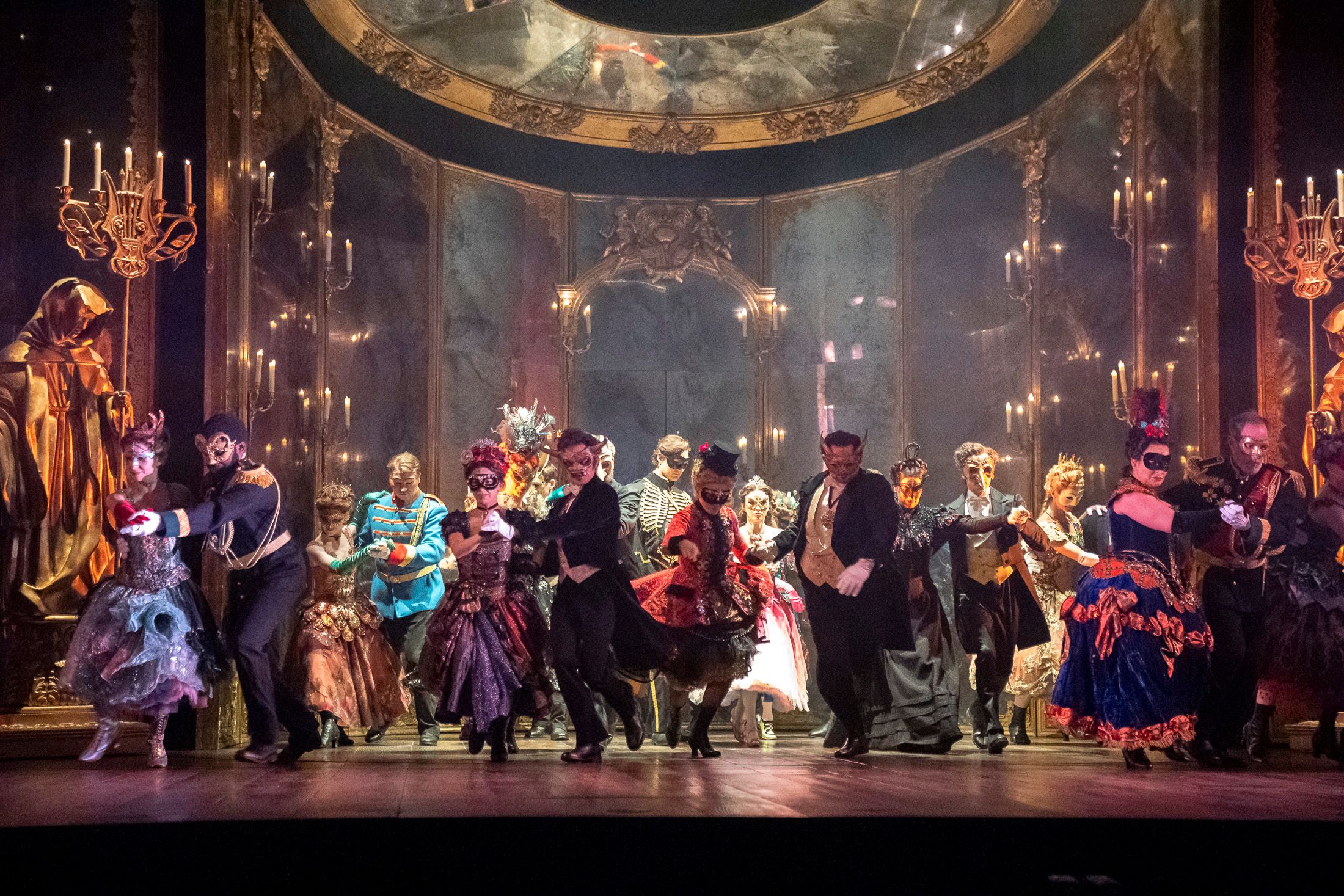 Das Raimund Theater bittet zum Maskenball.