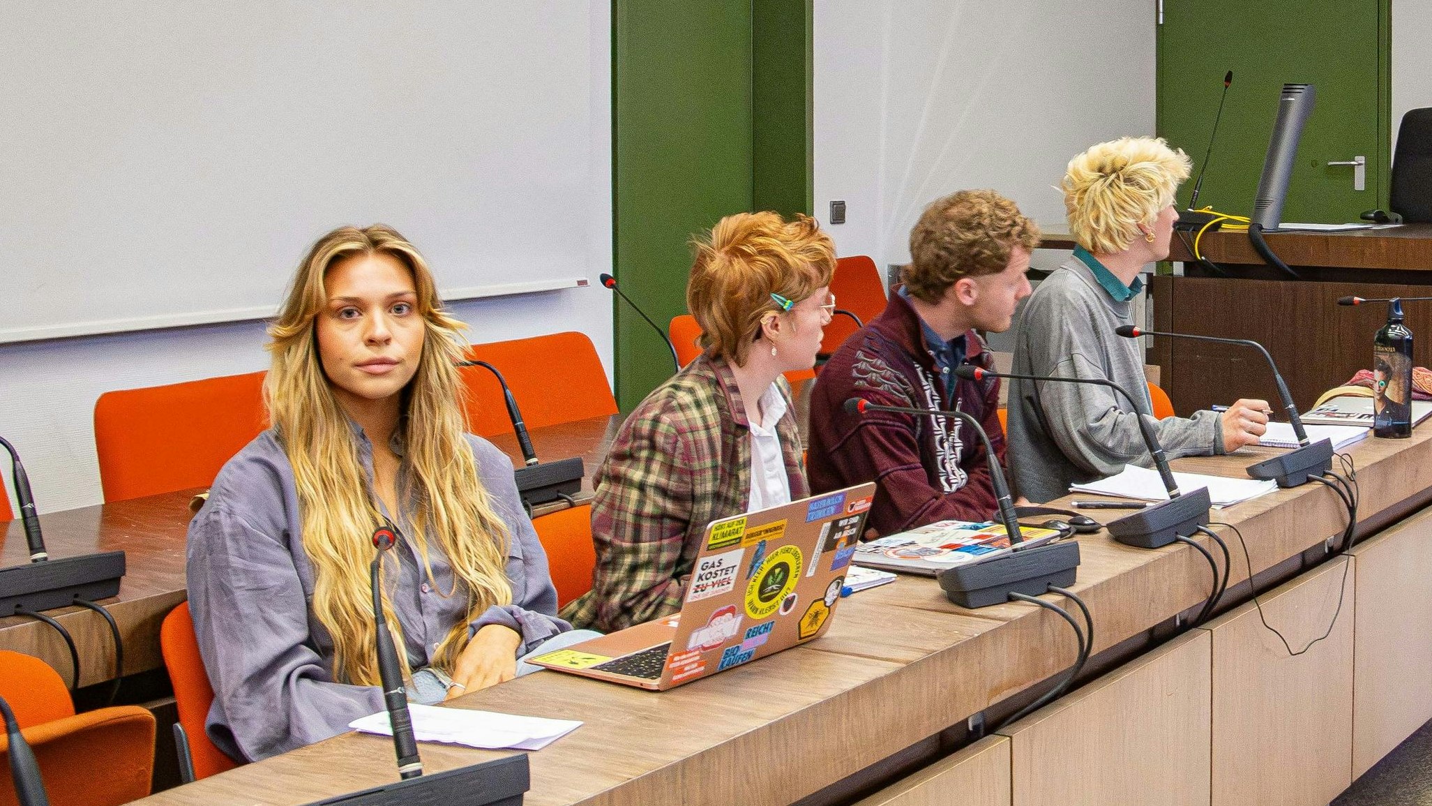 Heute.at - Klima-Shakira Anja Windl geht freiwillig in den Häfn