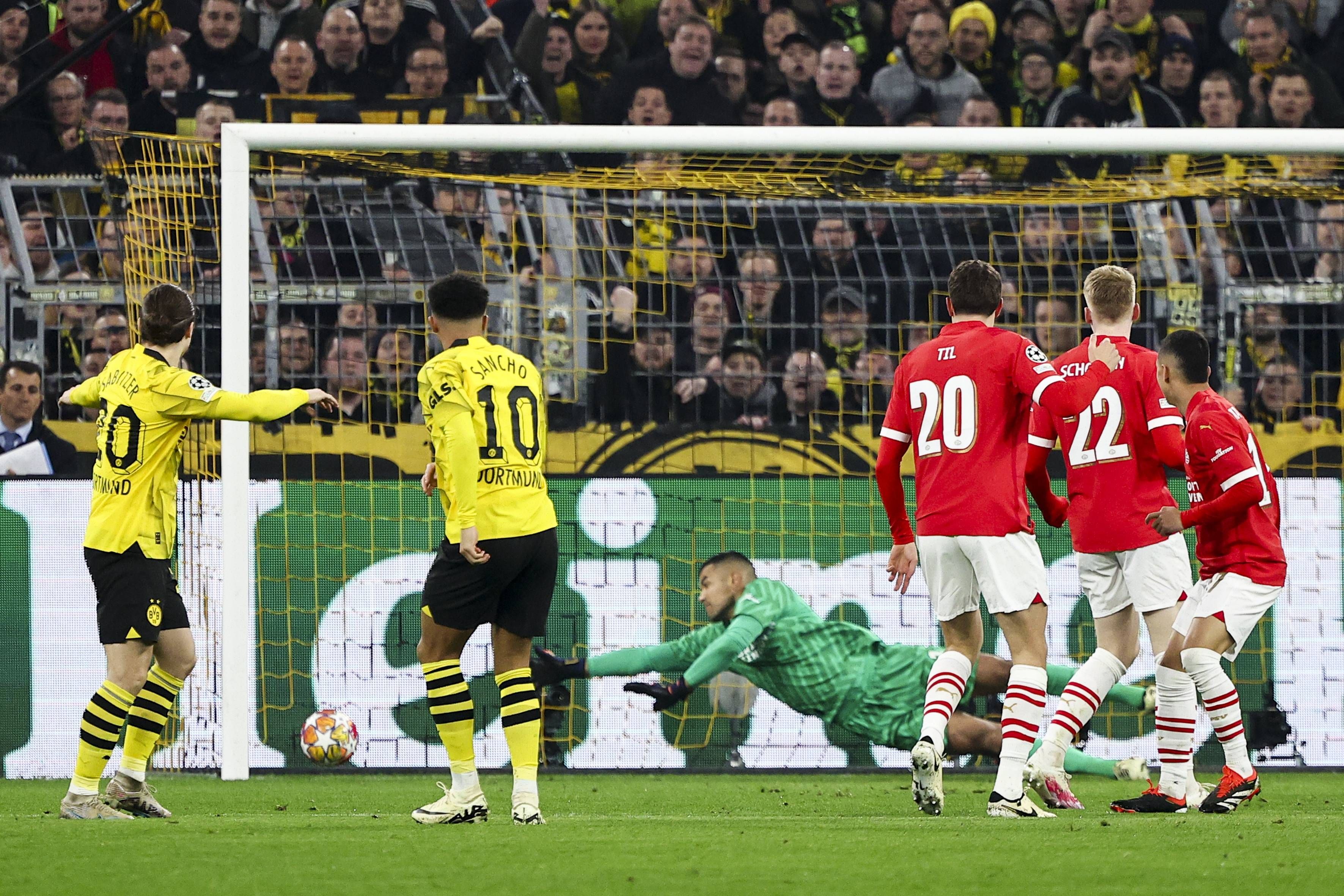 Jadon Sancho bringt Dortmund gegen PSV in Führung.