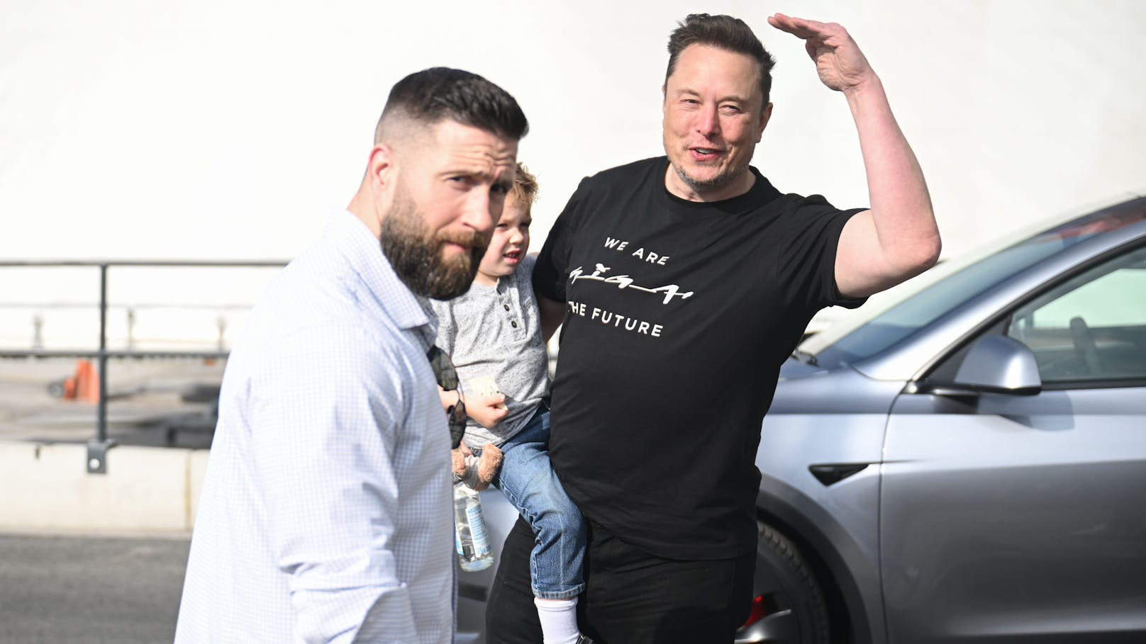 Überraschungsbesuch: Mit Sohn X Æ A-XII und Teddybär stattete Musk der Tesla-Fabrik einen Besuch ab.